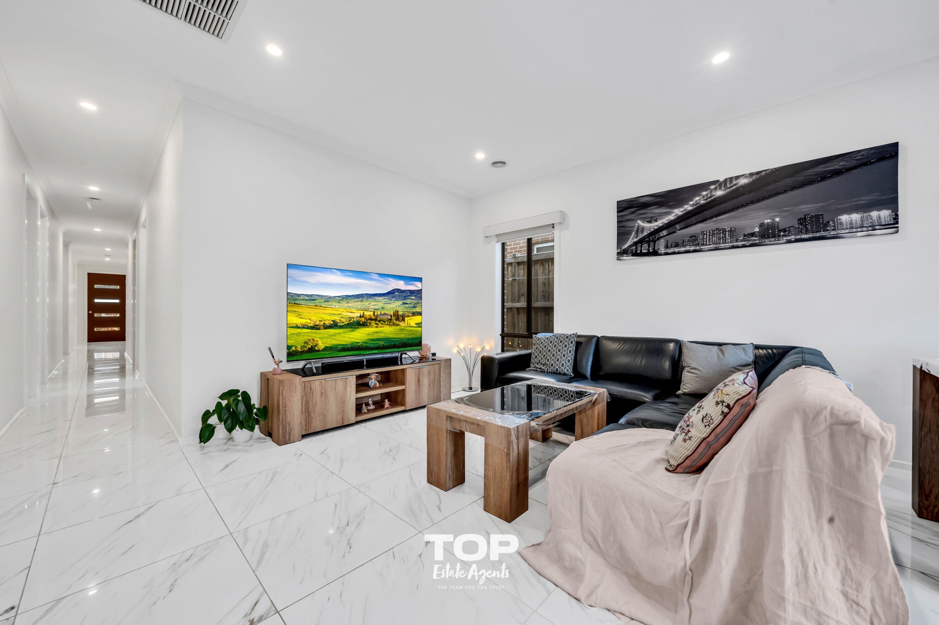13 Bazadaise Drive, Clyde North - Thumbnail 3