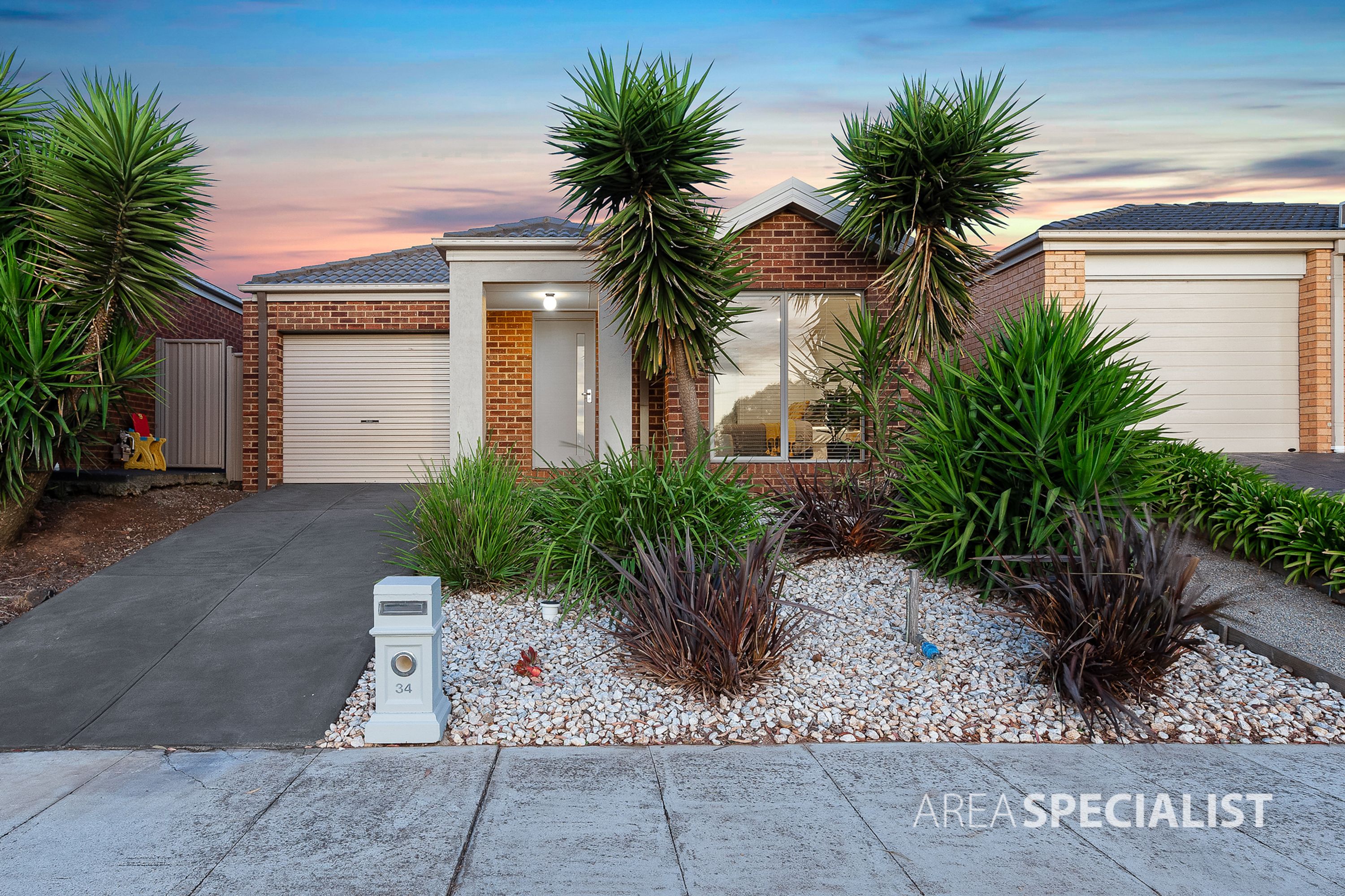34 Hascombe Drive, Caroline Springs VIC 3023, Caroline Springs - Thumbnail 2