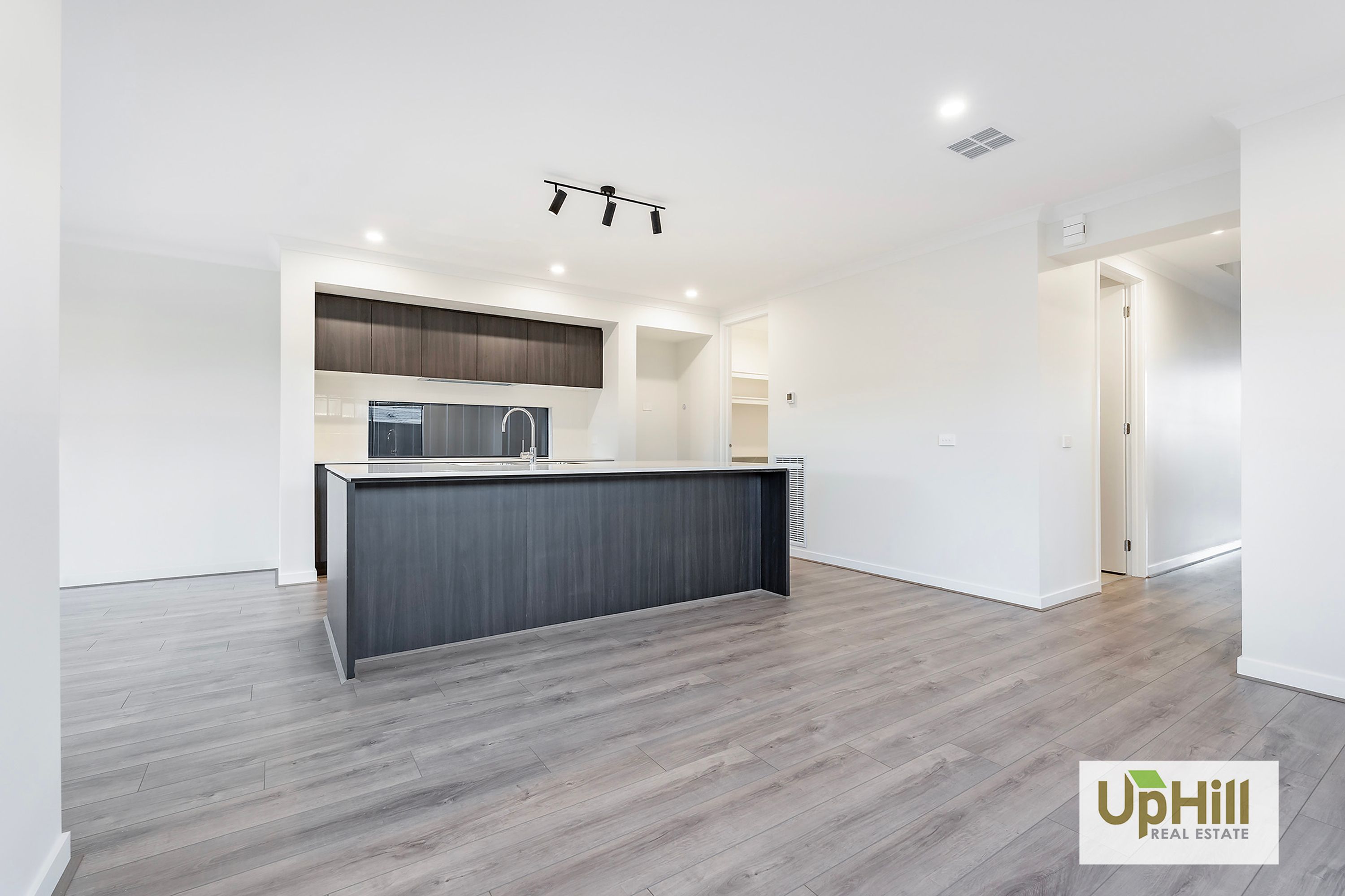 5 Clelland Way, Clyde North - Thumbnail 3