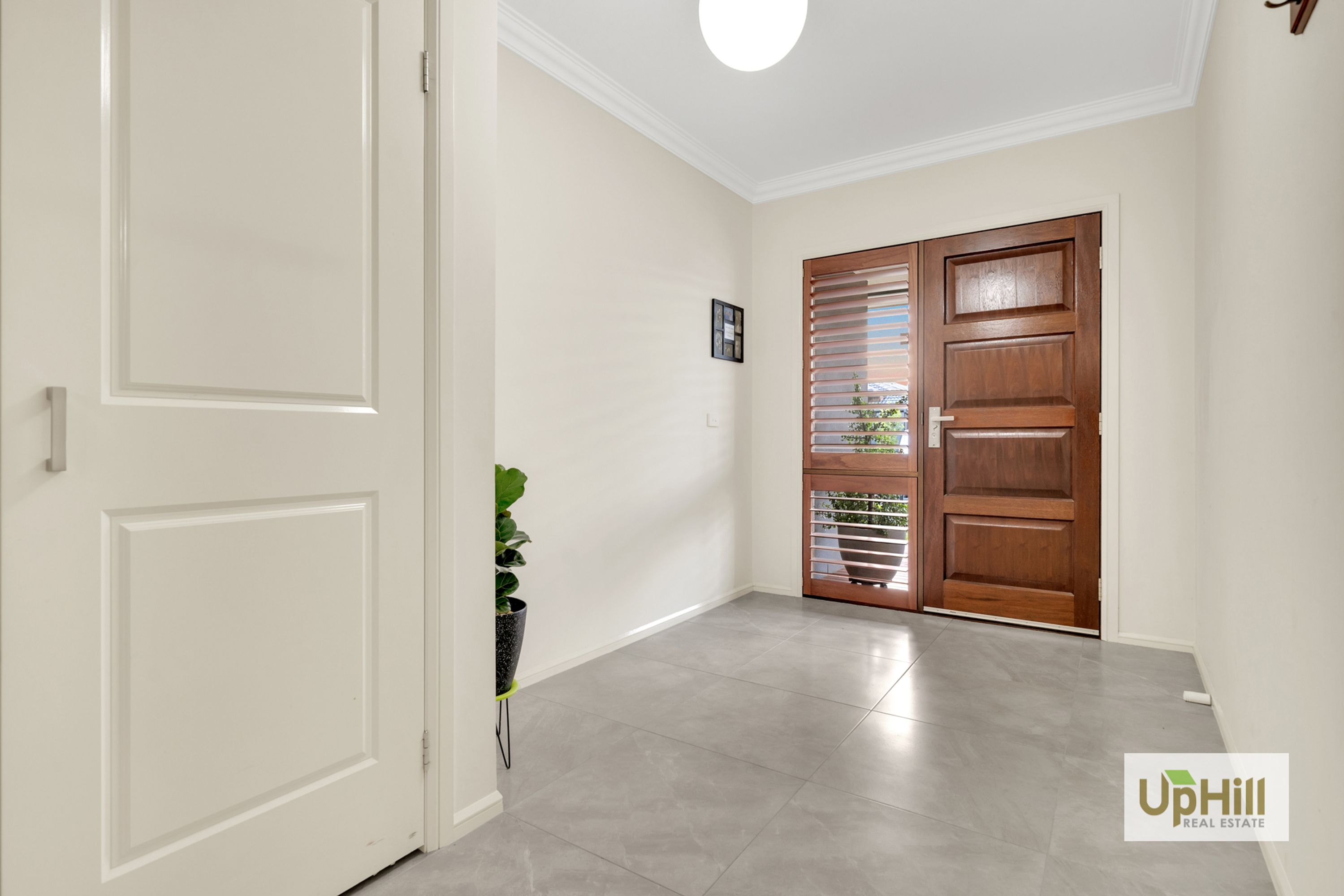 8 Elsey Way, Clyde North - Thumbnail 2