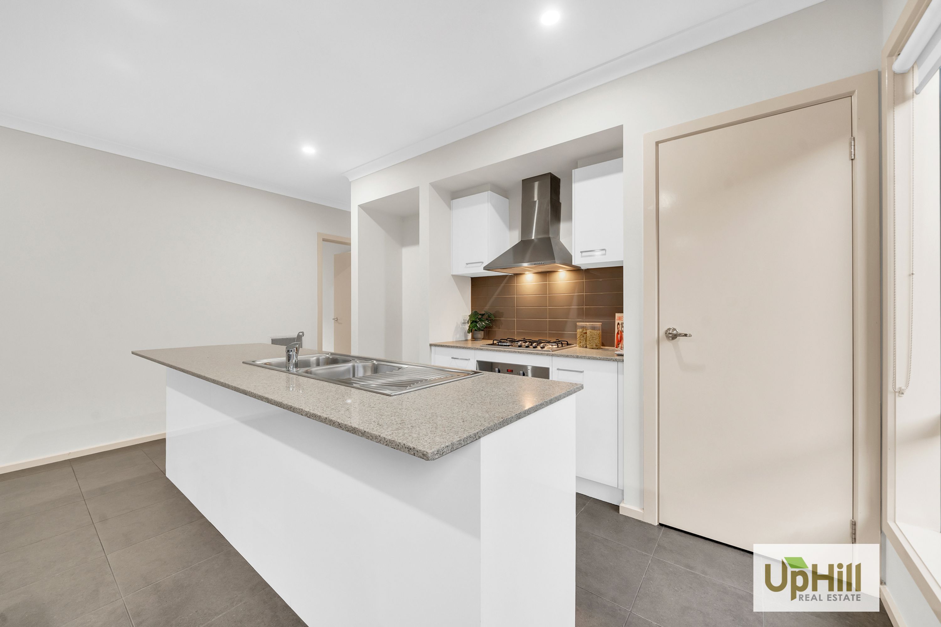 21 Elwick Drive, Clyde North - Thumbnail 8