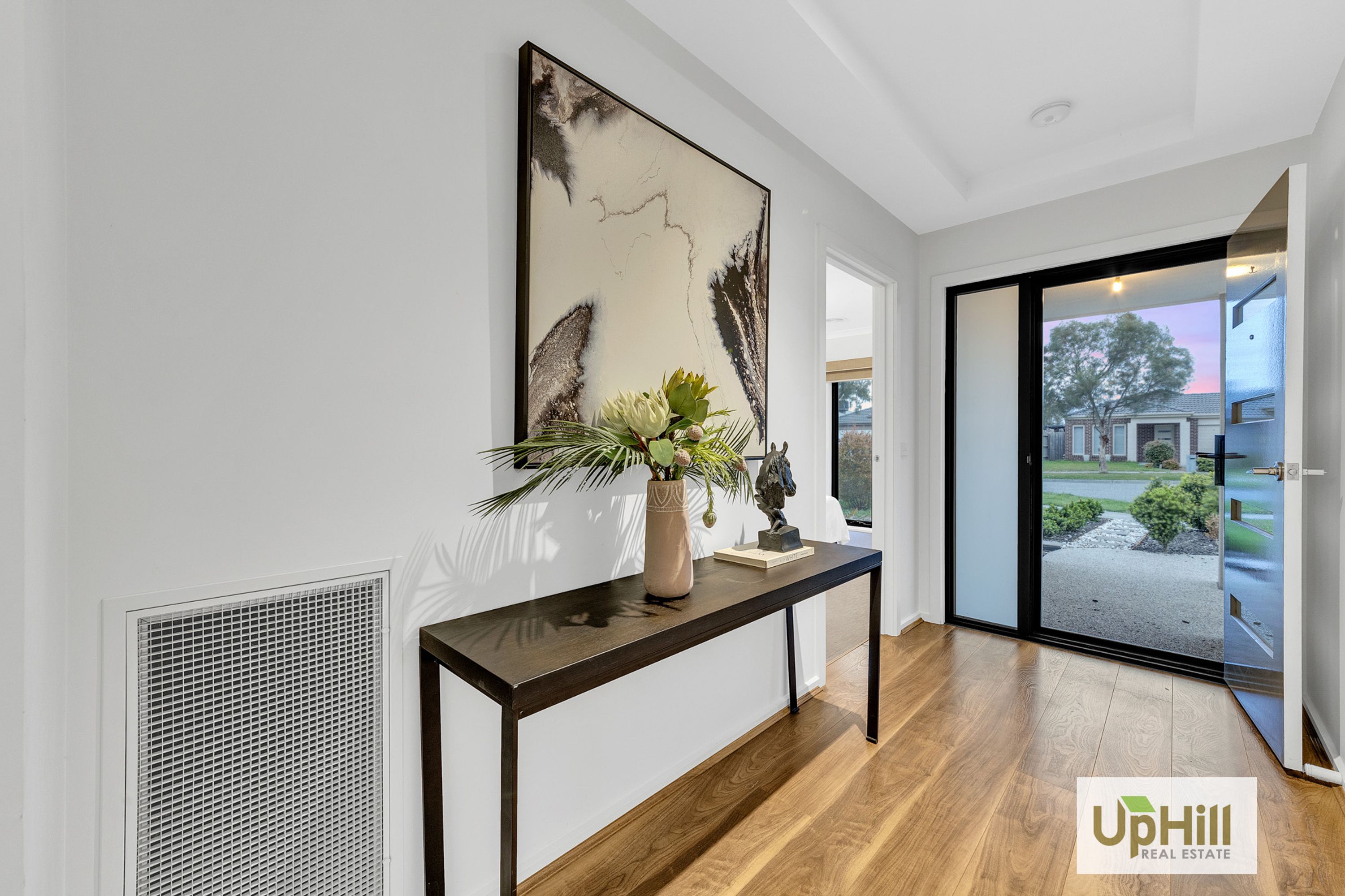 8 Fairlane Court, Cranbourne East - Thumbnail 2