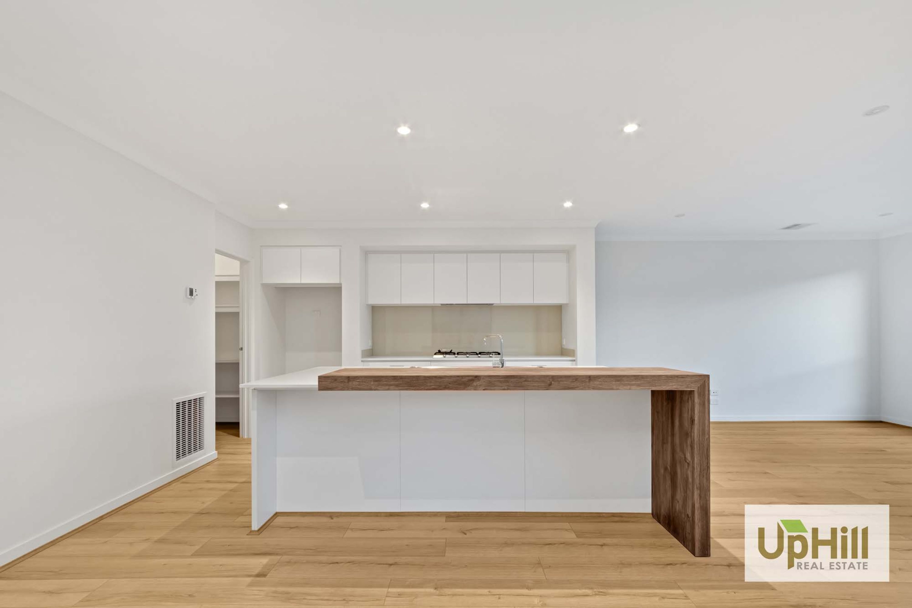6 HALLYBURTON DRIVE, Clyde North - Thumbnail 3