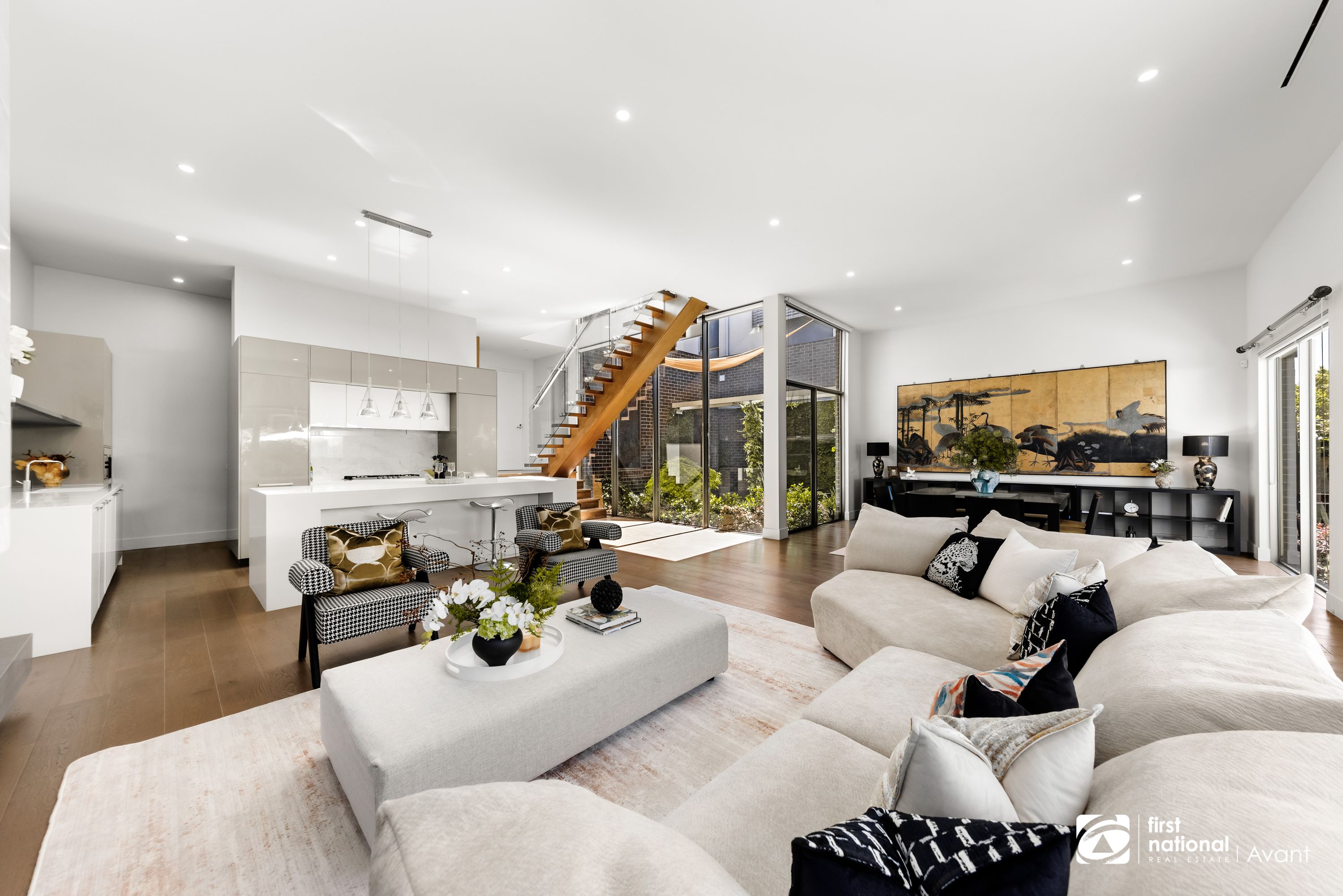 8 Moreton Close, Kew - Thumbnail 7