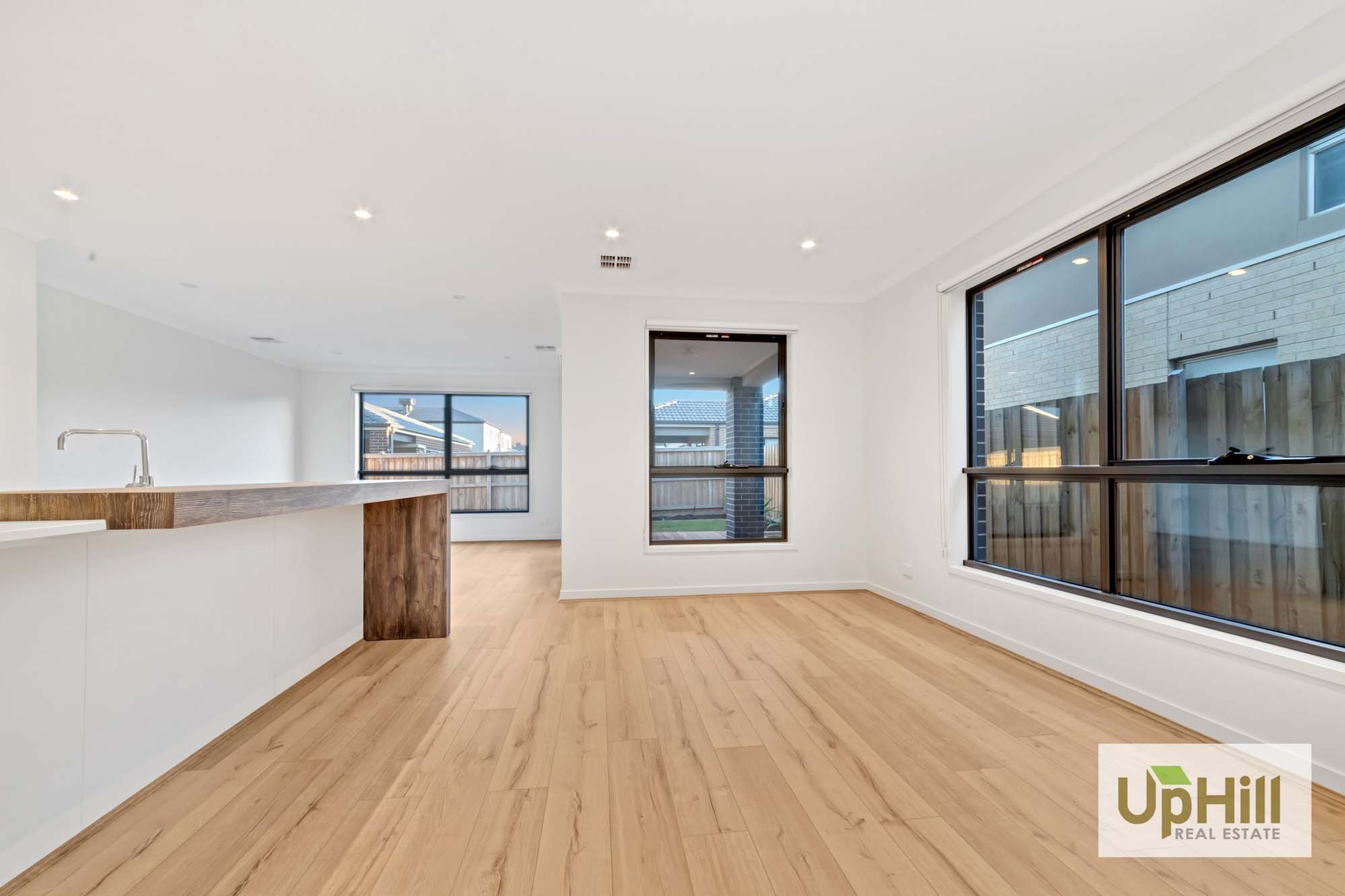 6 HALLYBURTON DRIVE, Clyde North - Thumbnail 2
