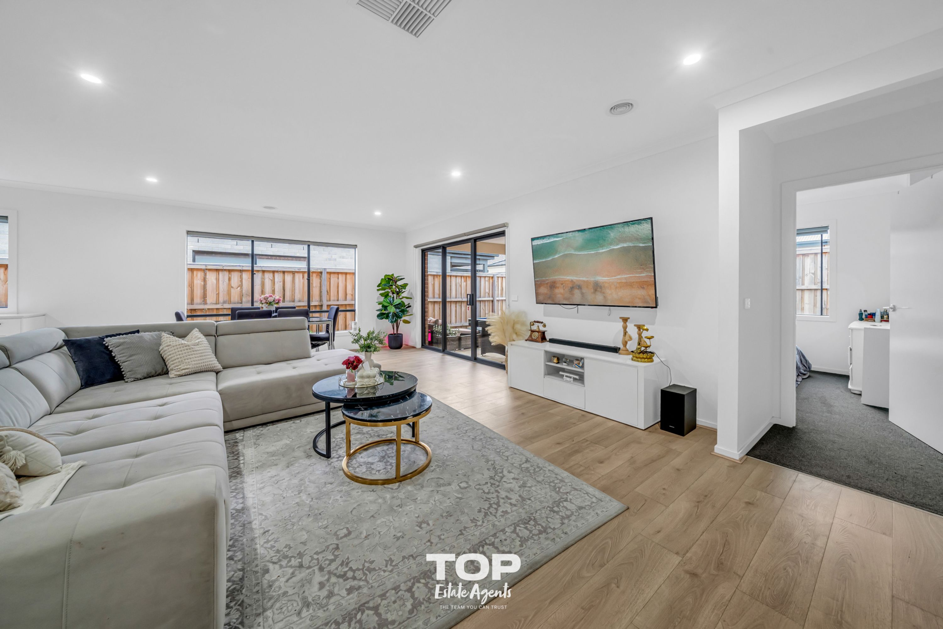 7 Burnbank Parade, Clyde North - Thumbnail 4