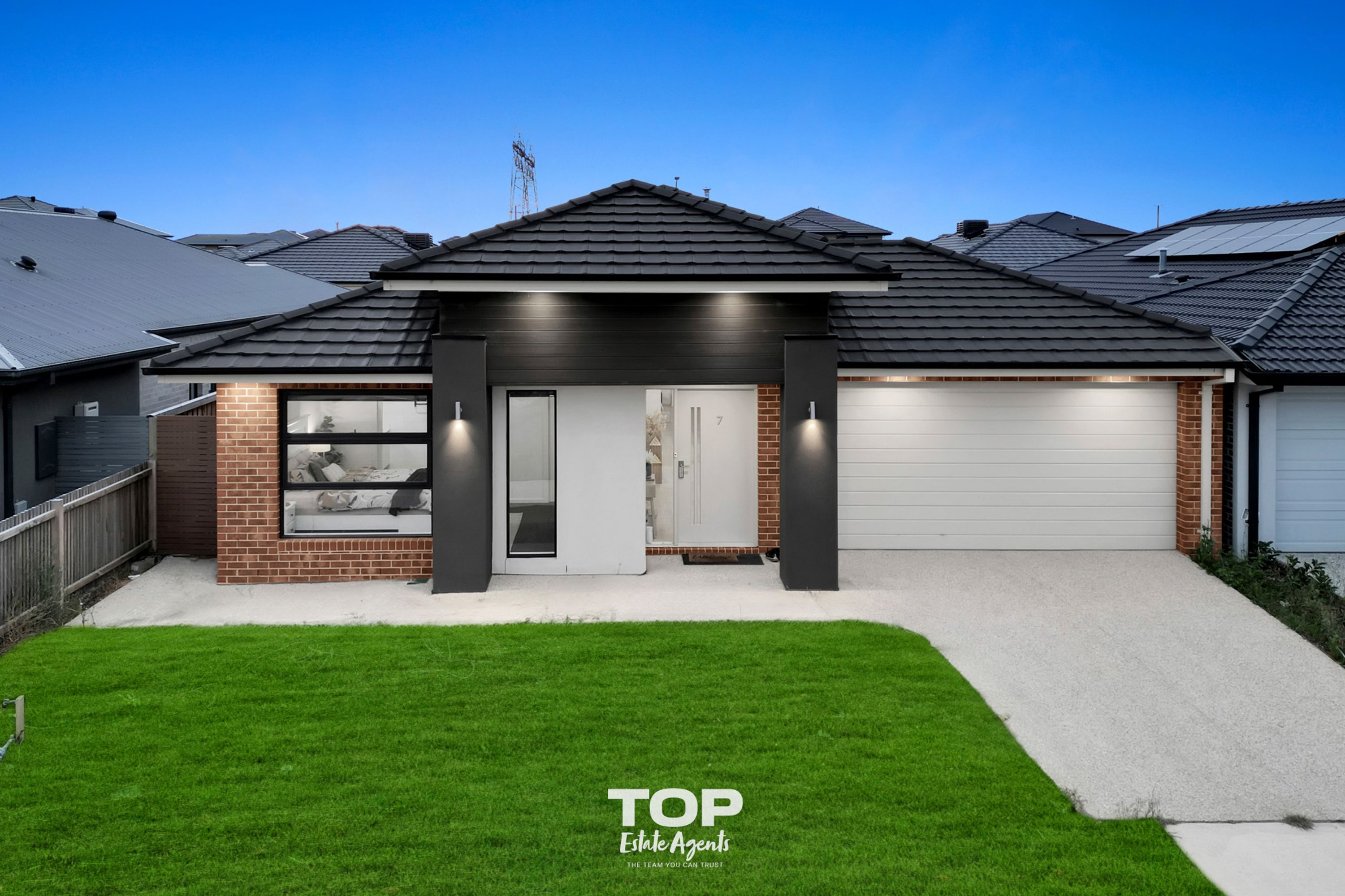 7 Burnbank Parade, Clyde North - Thumbnail 2
