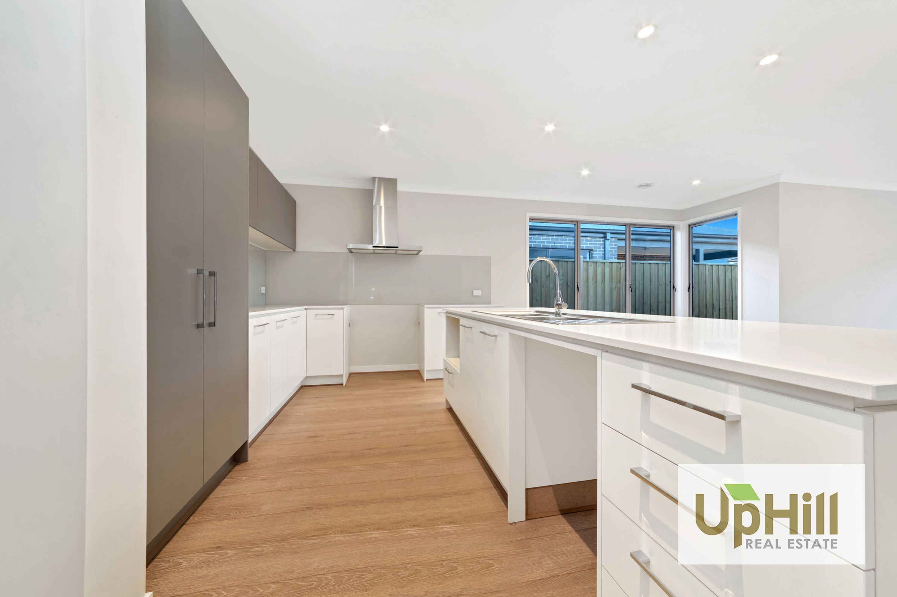 47 GRANDSTAND CRESCENT, Clyde North - Thumbnail 2