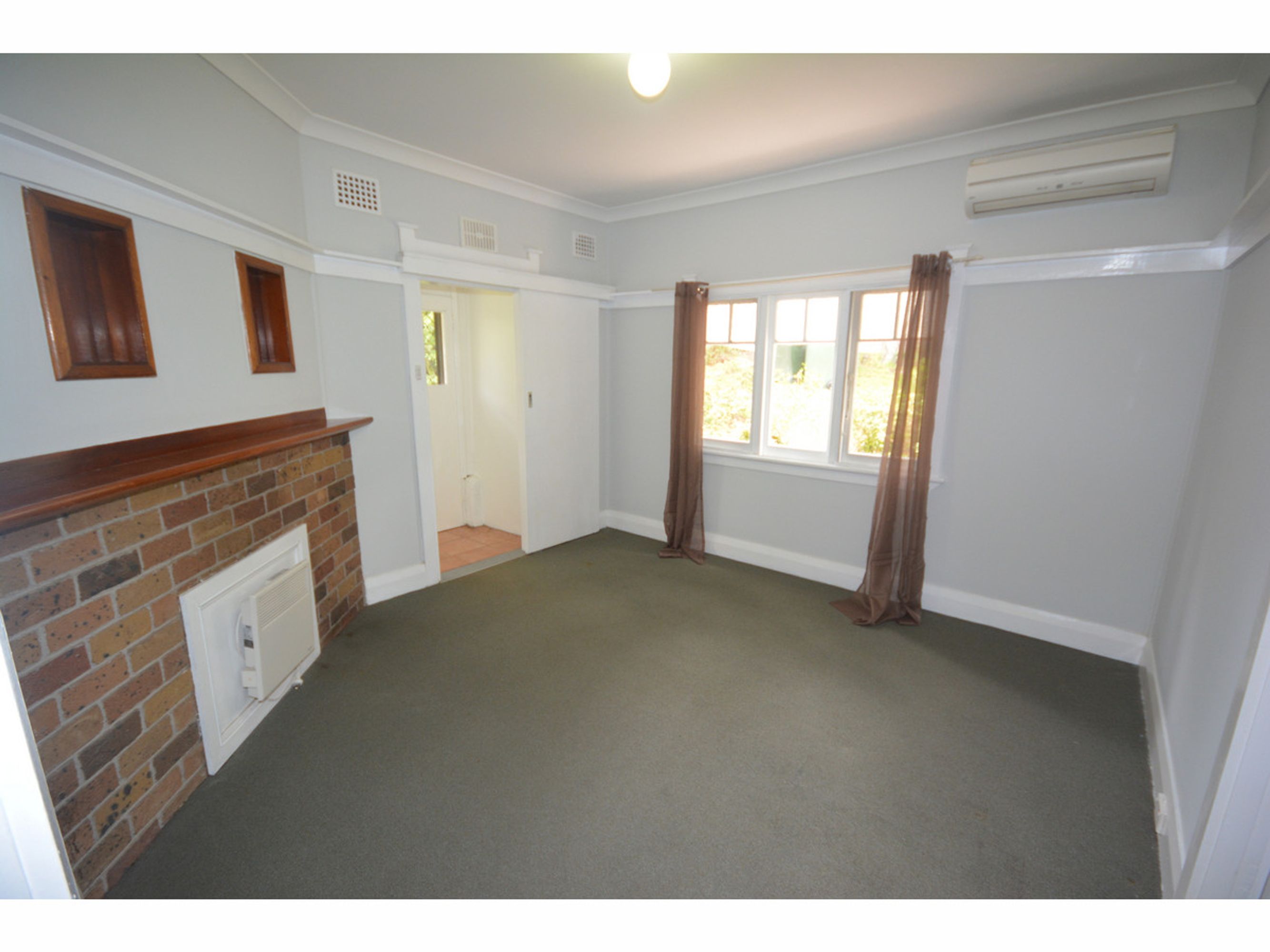 13 Oaklands Road, Hazelbrook - Thumbnail 2