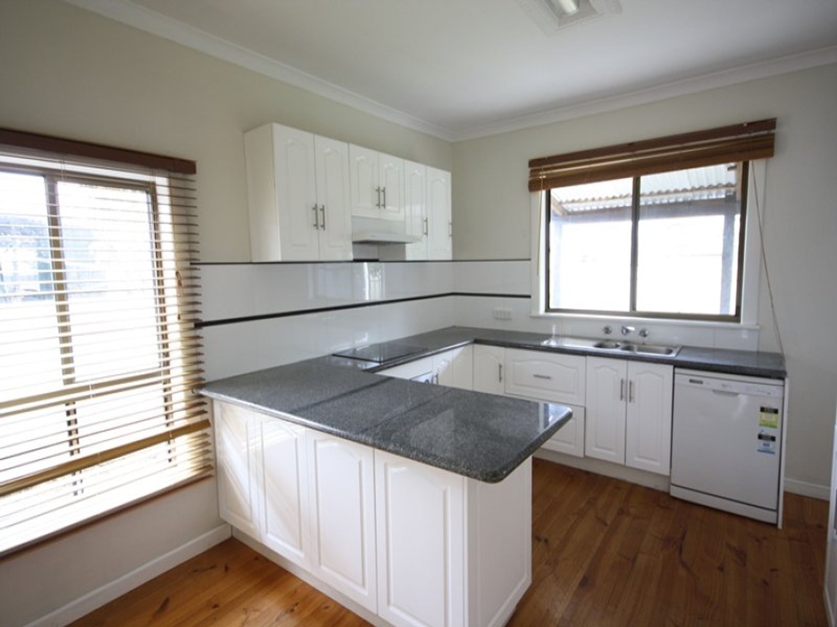 34 Alexander Avenue, Horsham VIC 3400, Horsham - Thumbnail 2