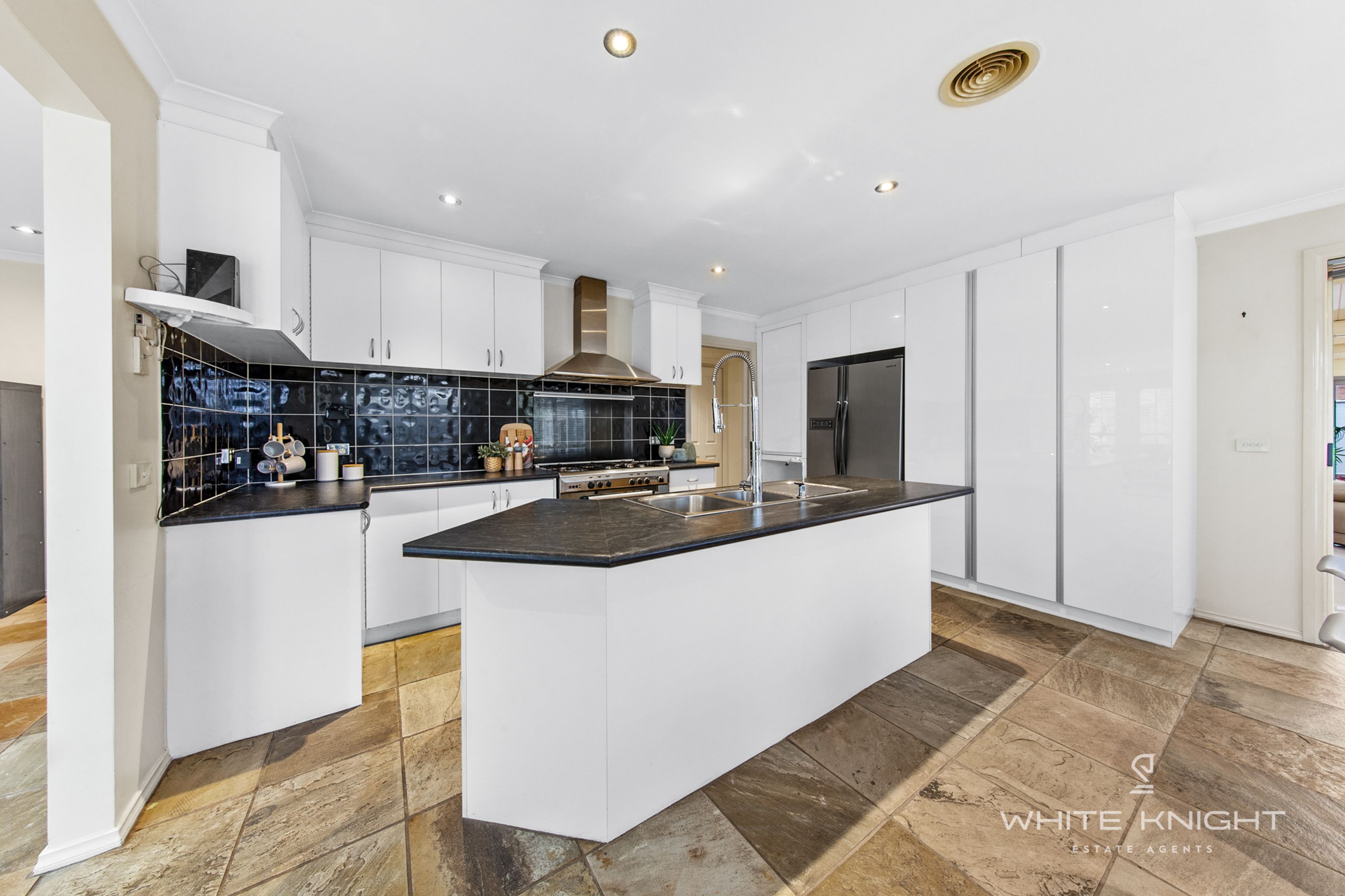 38 Naracoorte Drive, Caroline Springs VIC 3023, Caroline Springs - Thumbnail 5