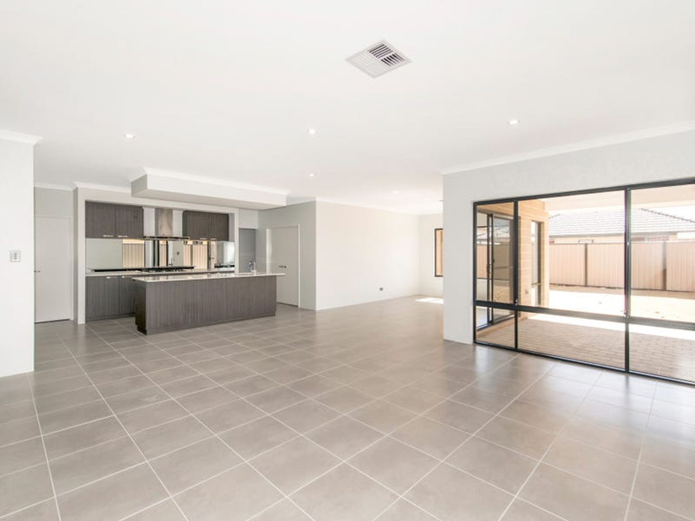 19 Grapple Road, Whitby - Thumbnail 2