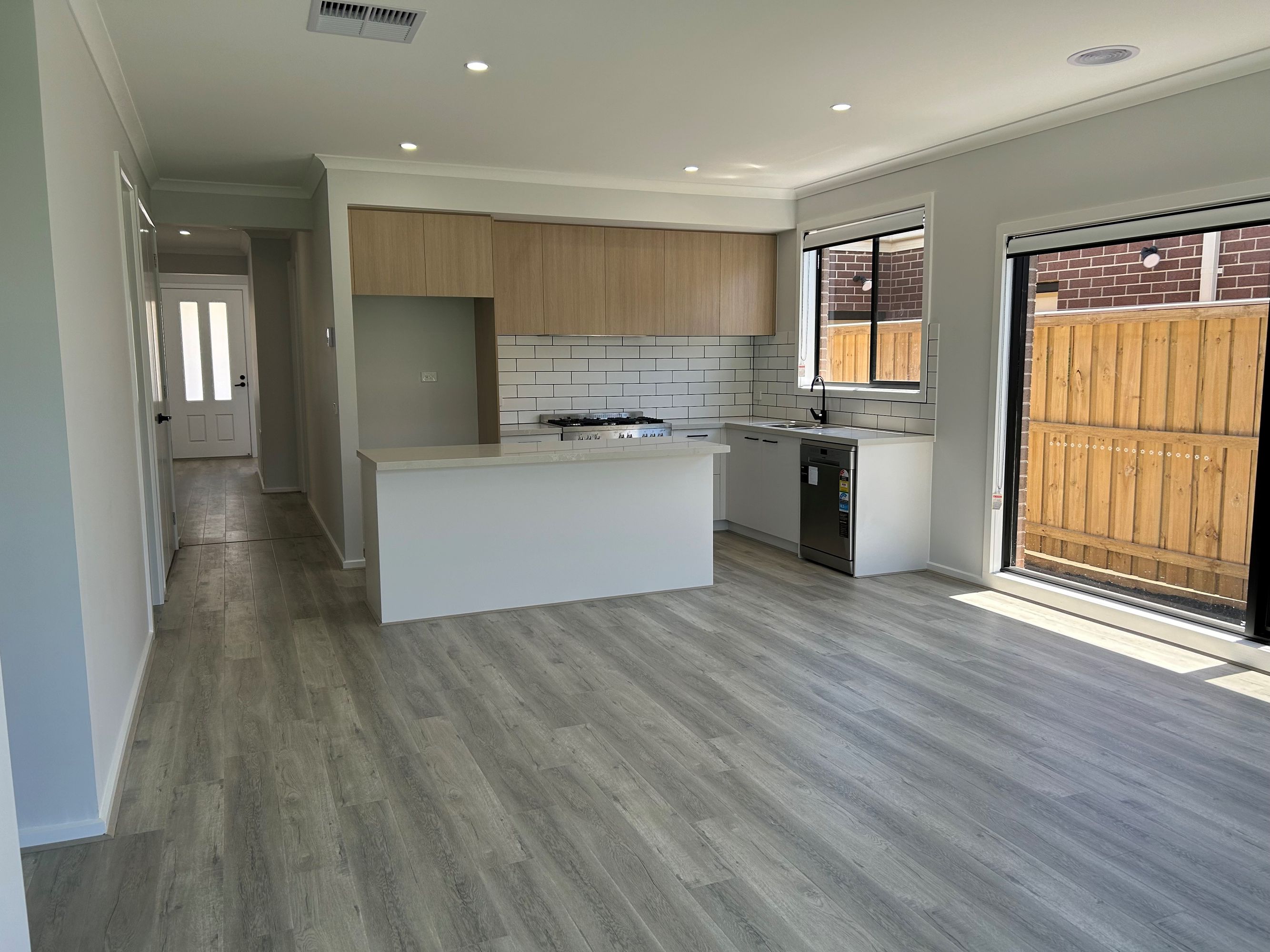 7 champion street, Clyde North - Thumbnail 3