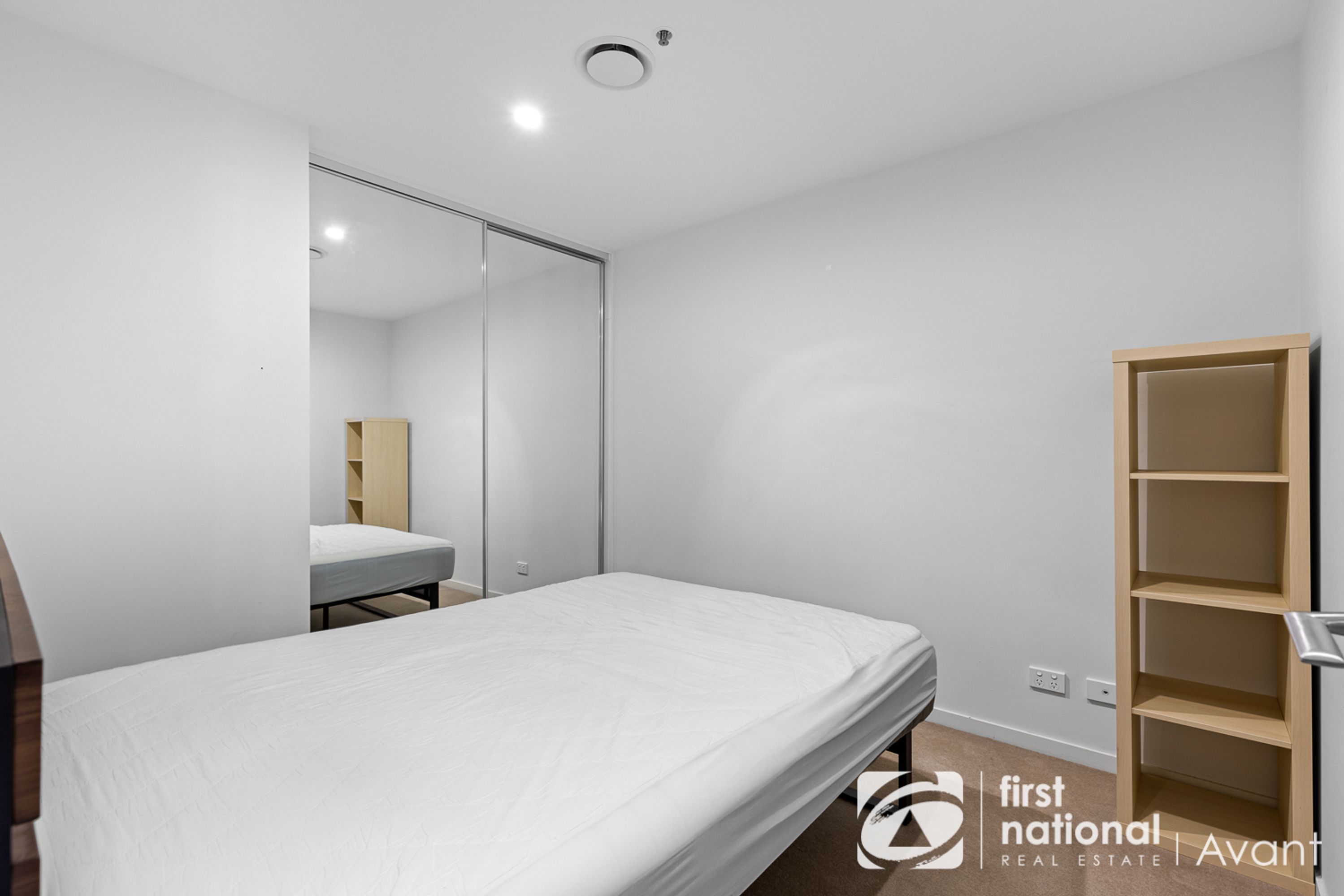 2607/5 Sutherland Street, Melbourne - Thumbnail 4