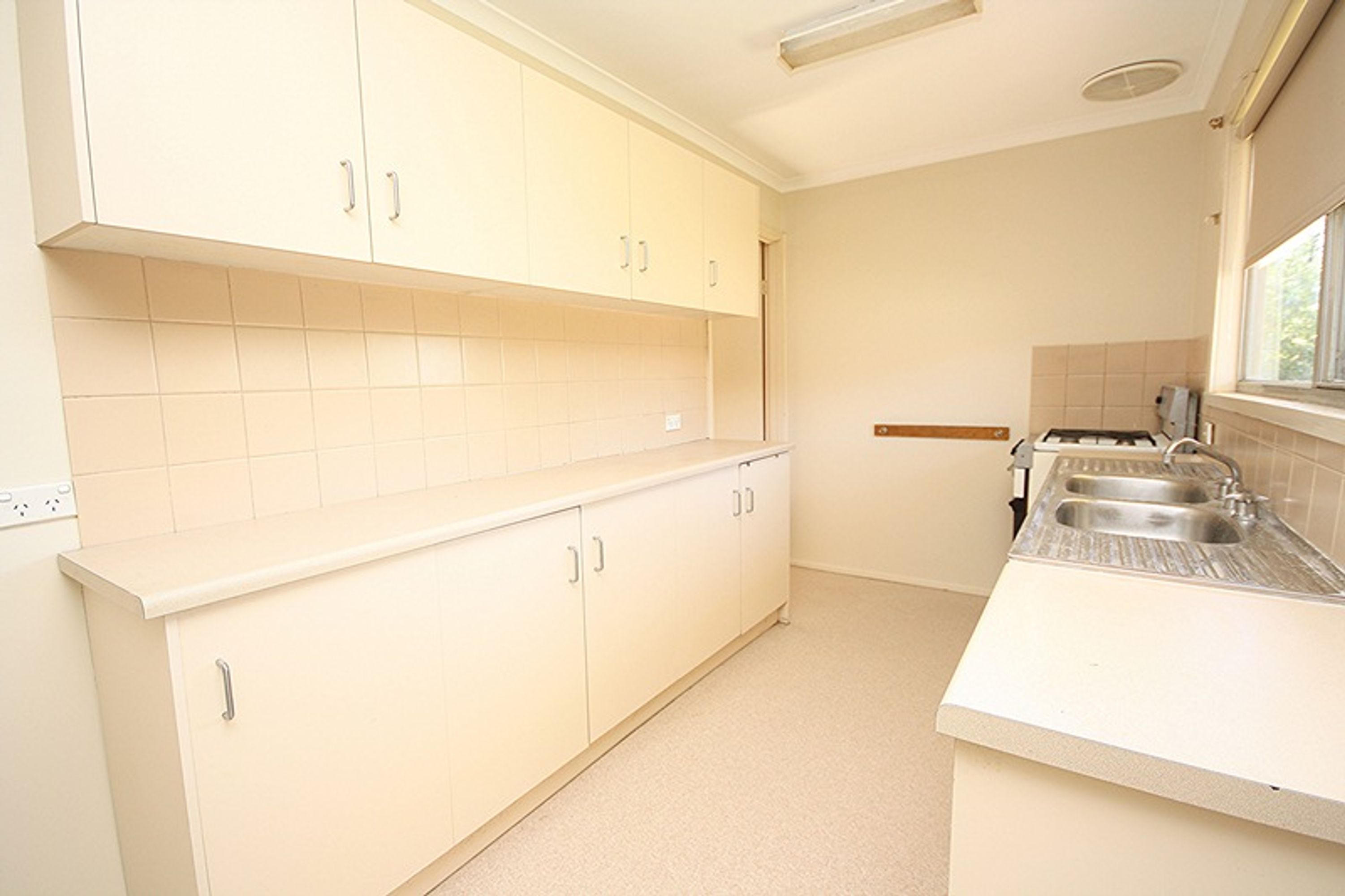 8 Shirley Street, Horsham VIC 3400, Horsham - Thumbnail 2
