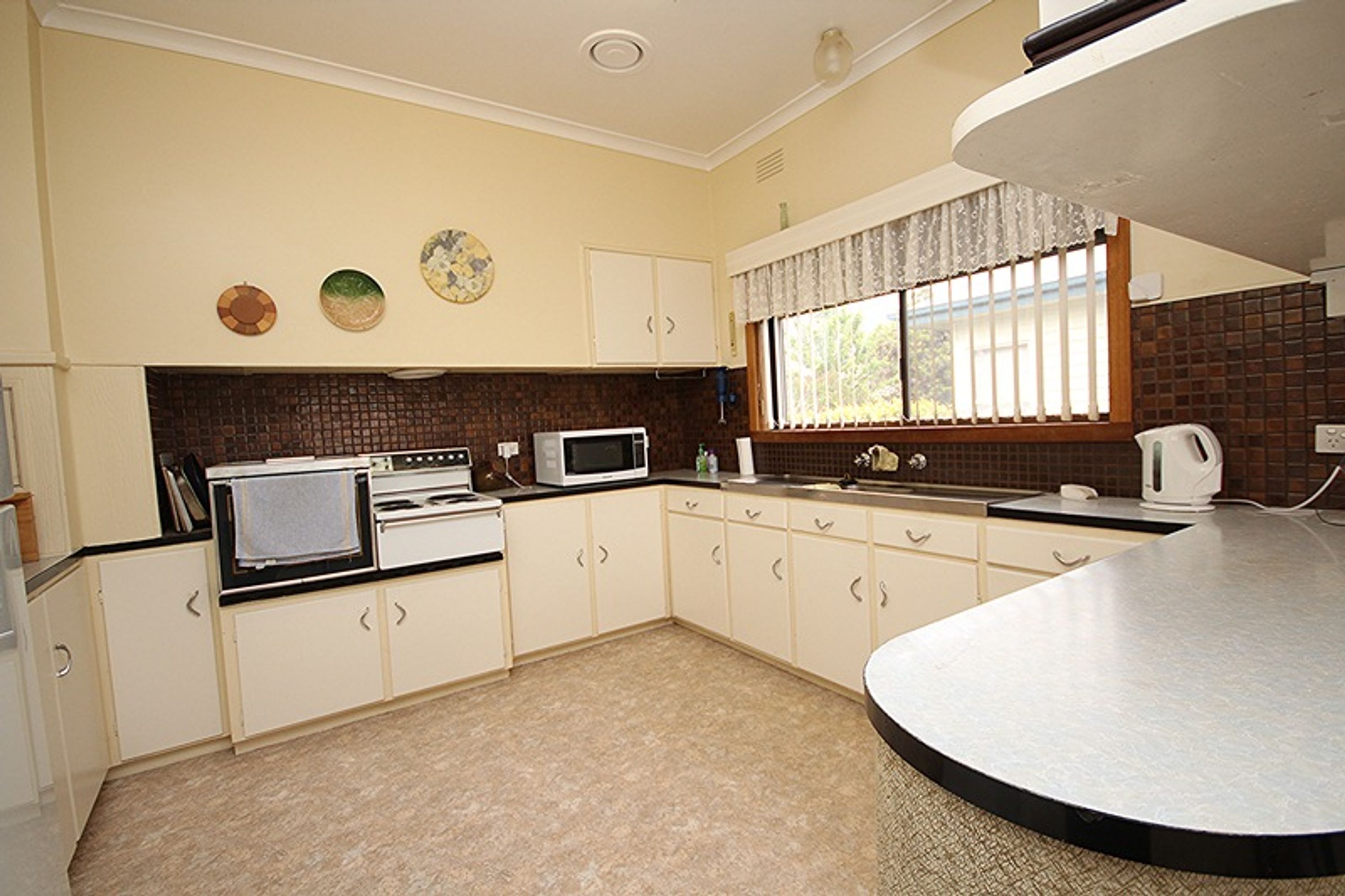 11 Lewis Street, Horsham VIC 3400, Horsham - Thumbnail 2