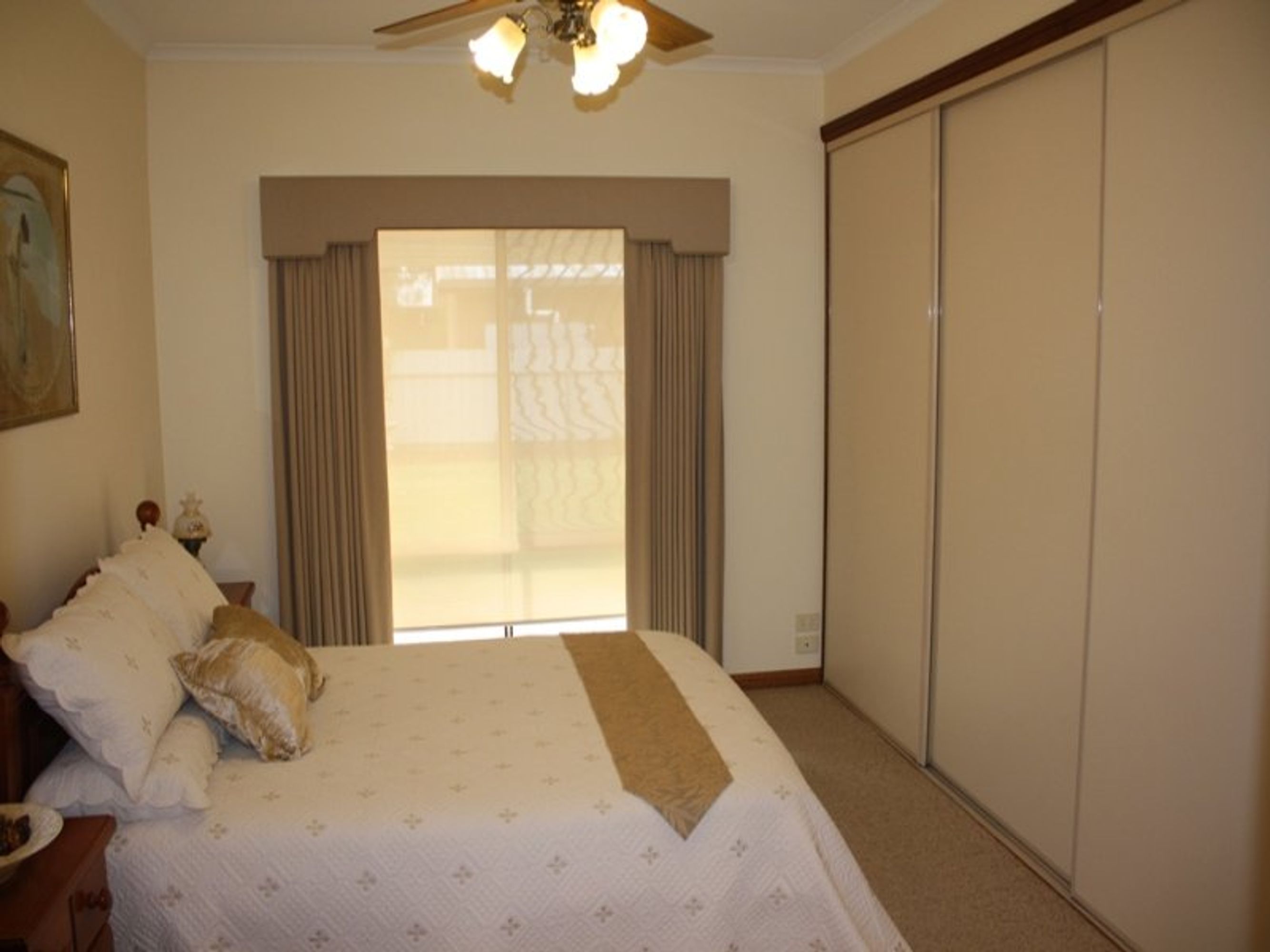 9 Henderson Avenue, Horsham VIC 3400, Horsham - Thumbnail 2