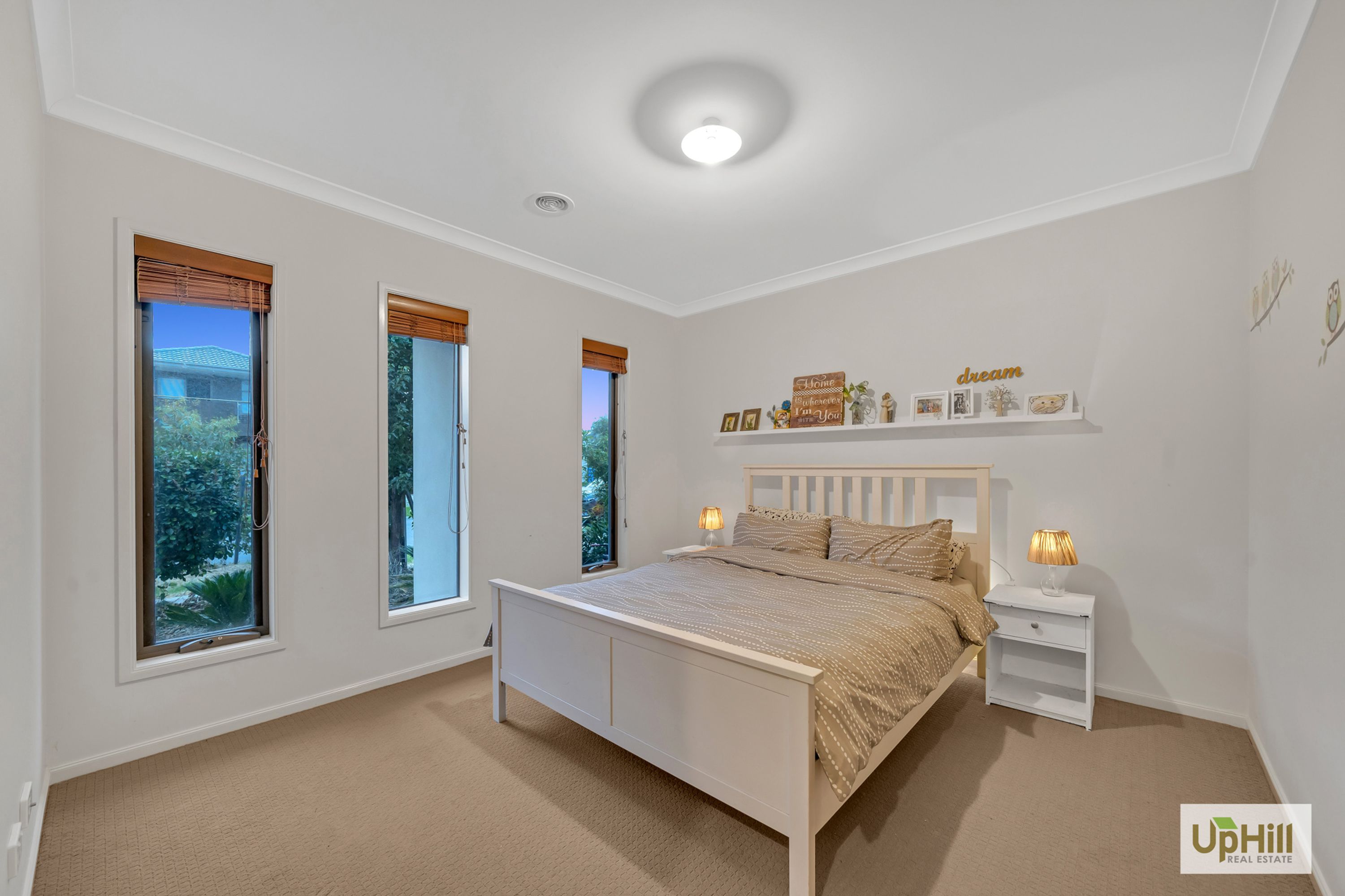 12 BRIGHTSTONE DRIVE, Clyde North - Thumbnail 3