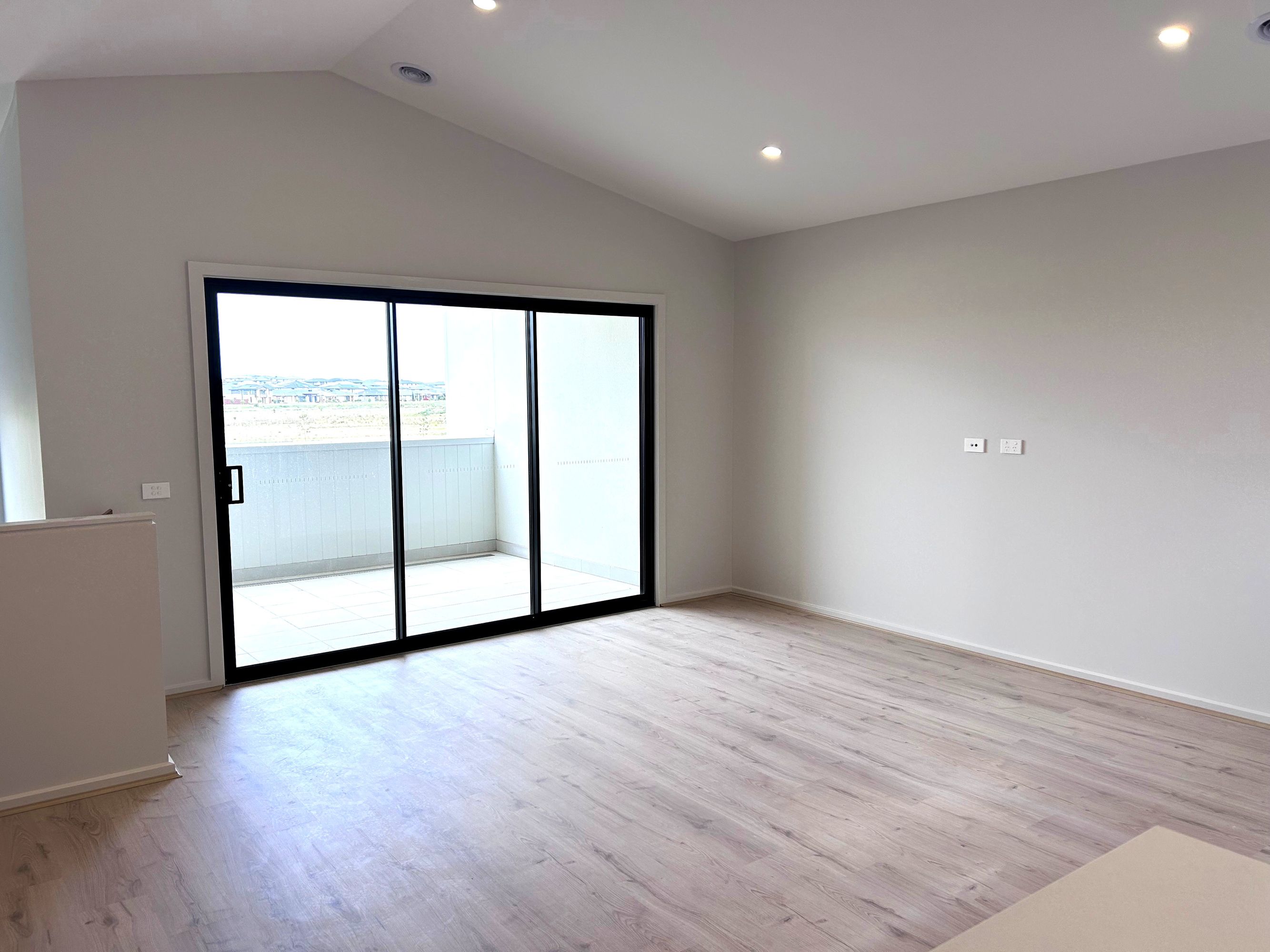 4 Locanda Walk, Clyde North - Thumbnail 4