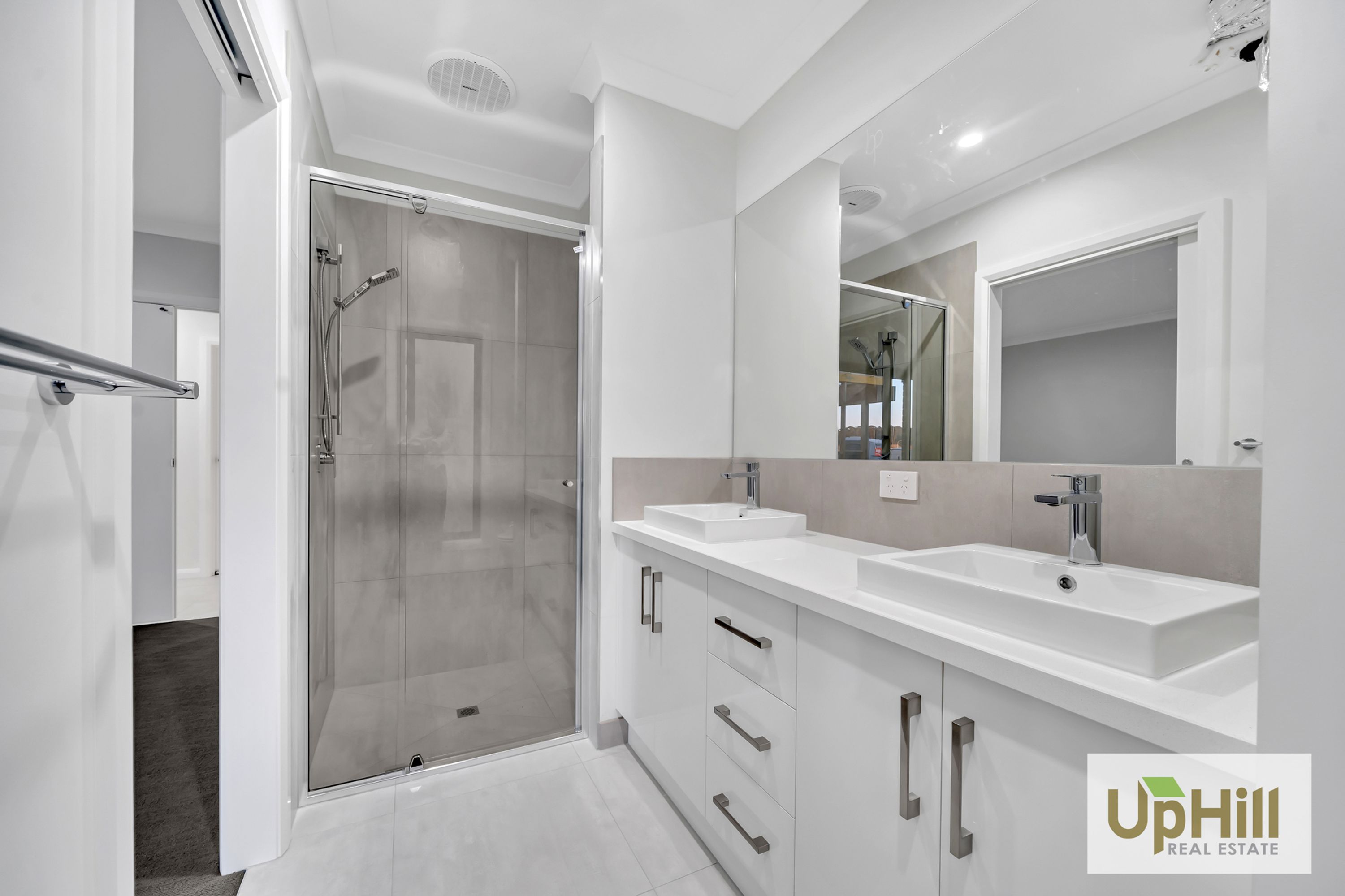 27 SCORCHIN DRIVE, Cranbourne South - Thumbnail 4