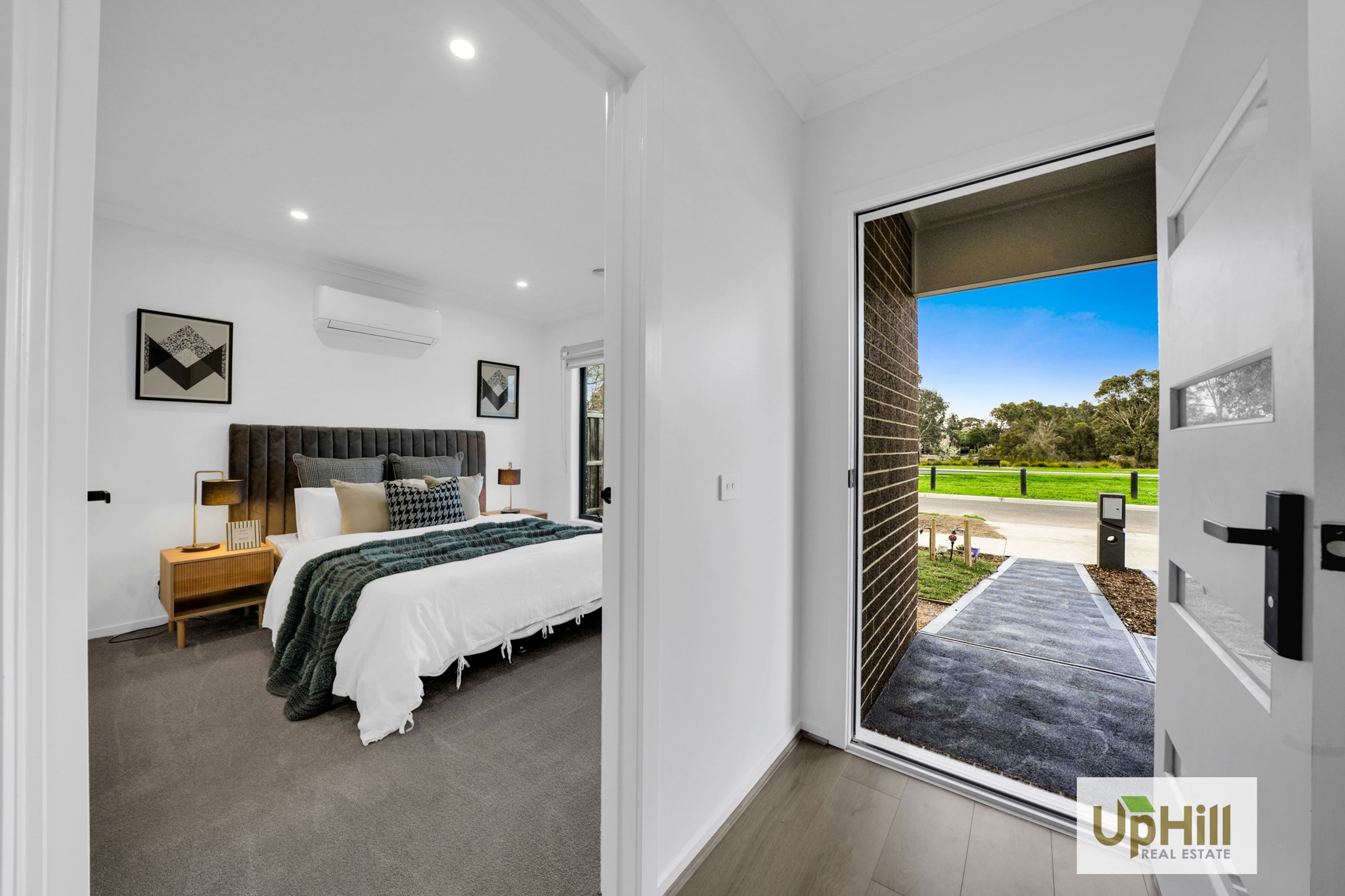 68 Flowerbloom Crescent, Clyde North - Thumbnail 2