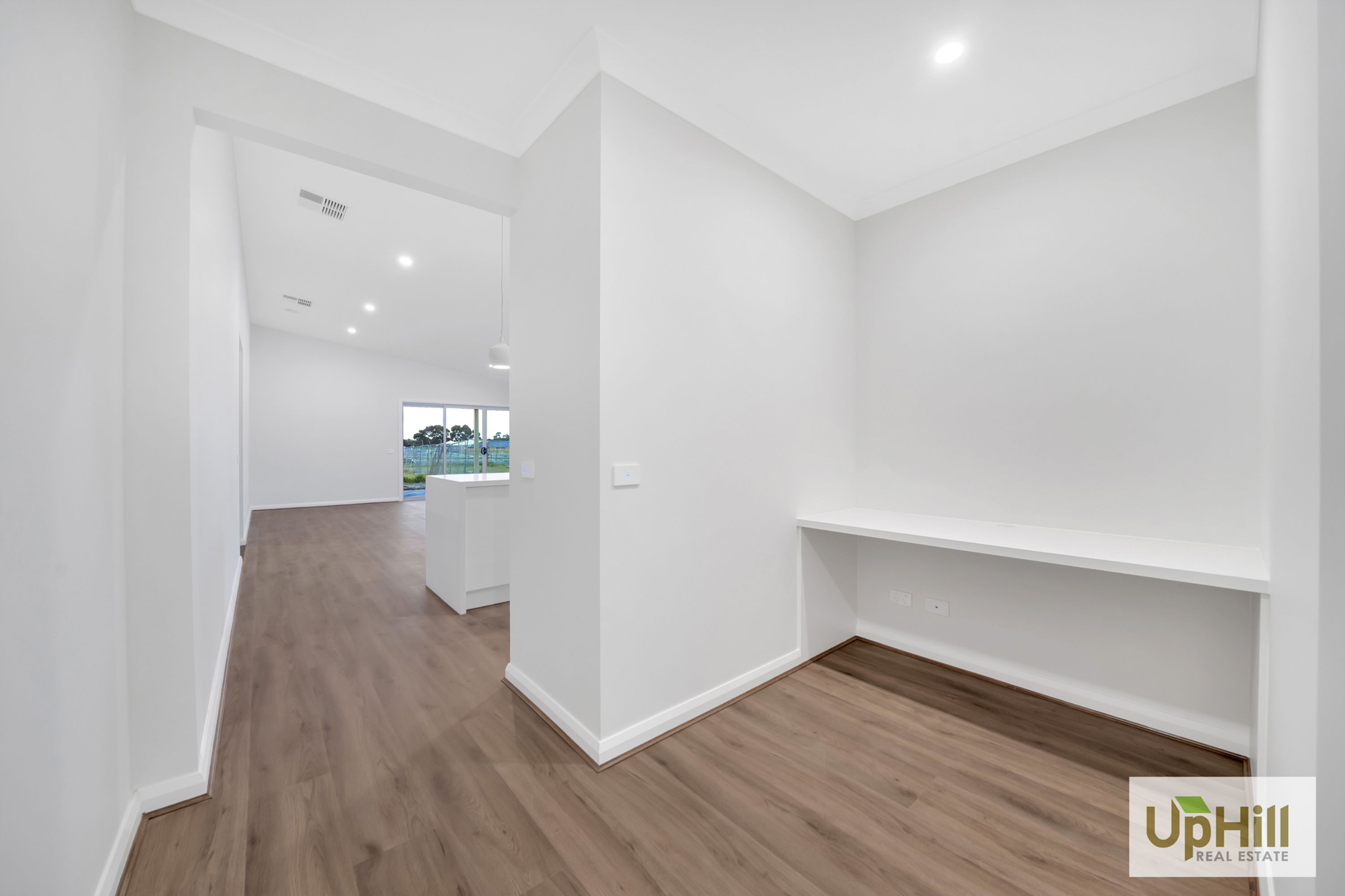 23 SCORCHIN DRIVE, Cranbourne South - Thumbnail 5