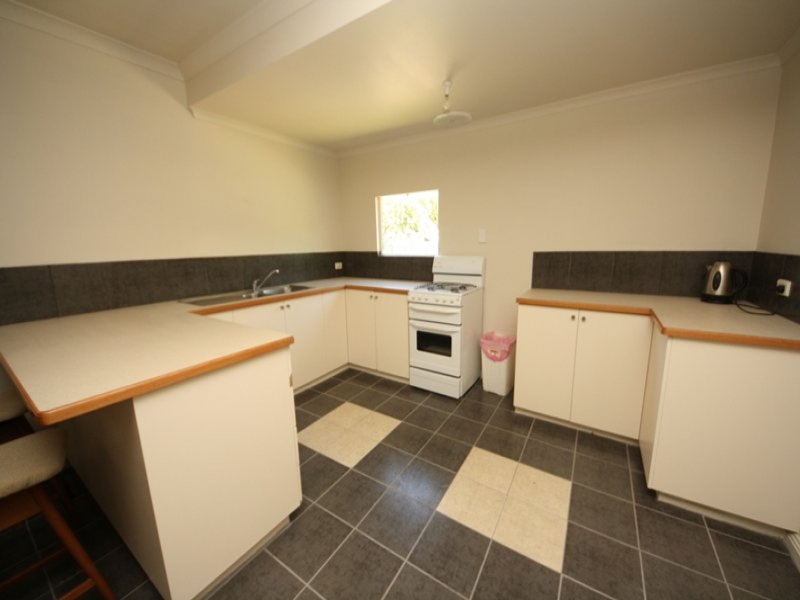 11 Anderson Street, Horsham VIC 3400, Horsham - Thumbnail 2