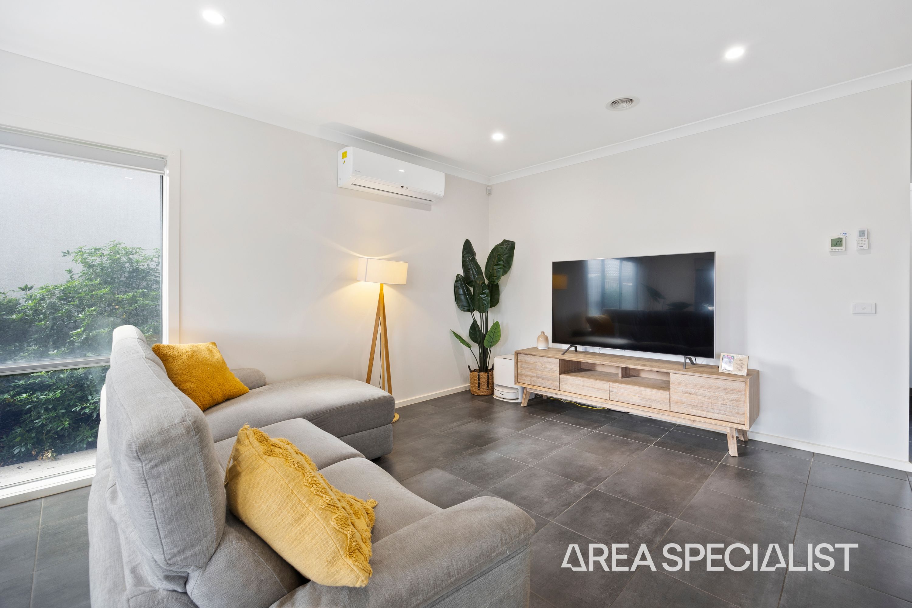 1 Moroak Crescent, Clyde North - Thumbnail 7