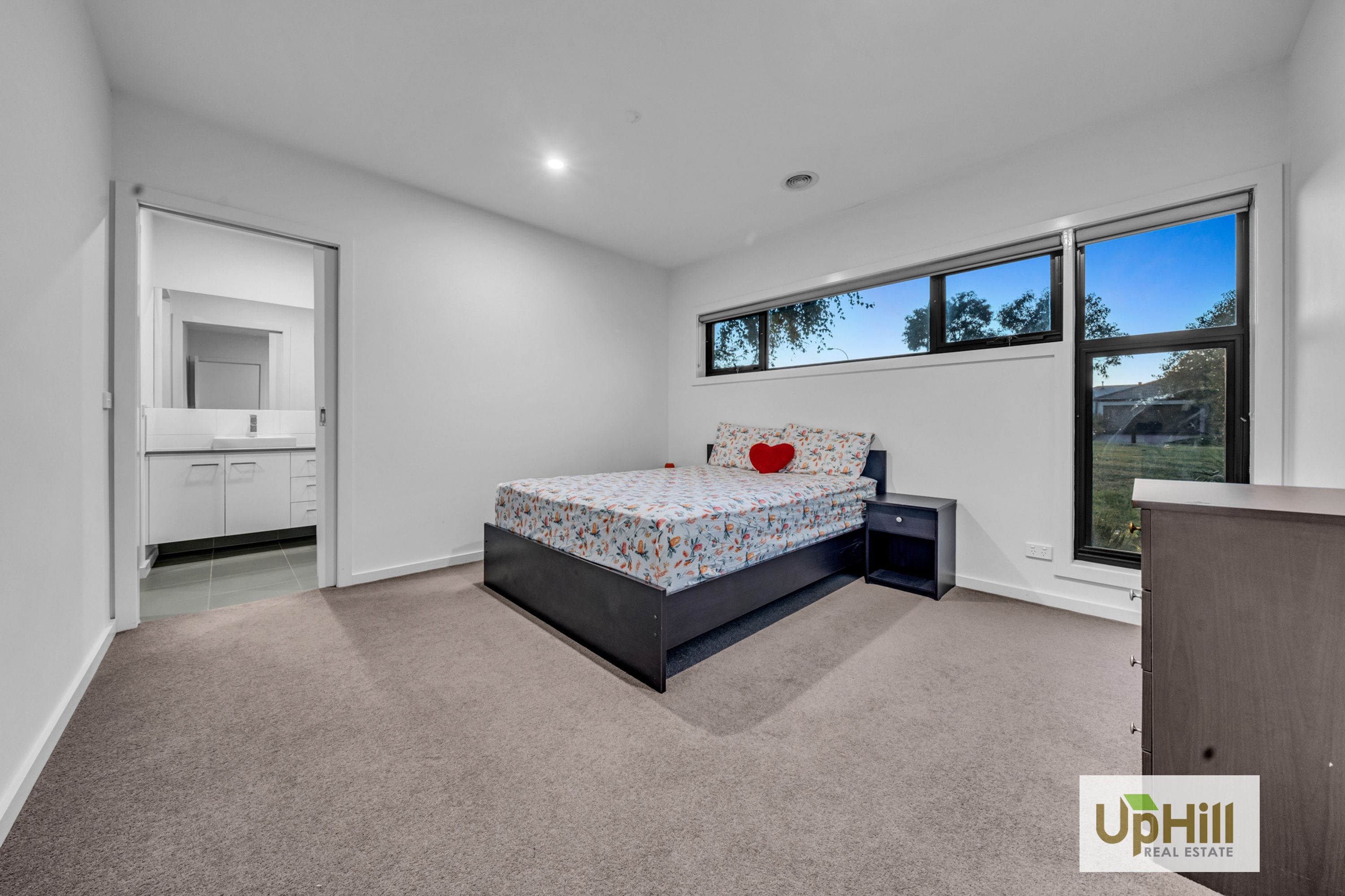 12 Montevideo Lane, Clyde North - Thumbnail 3