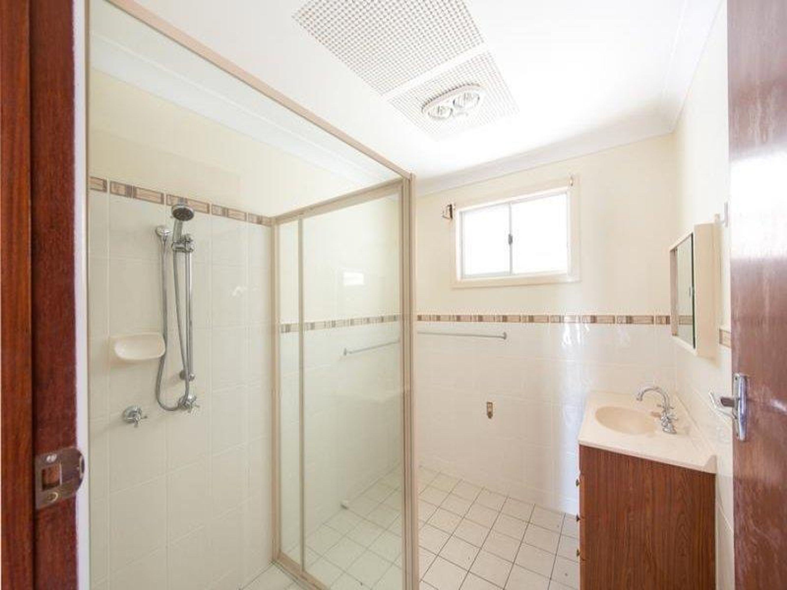2 McPhee Street (house), Swan Creek - Thumbnail 6