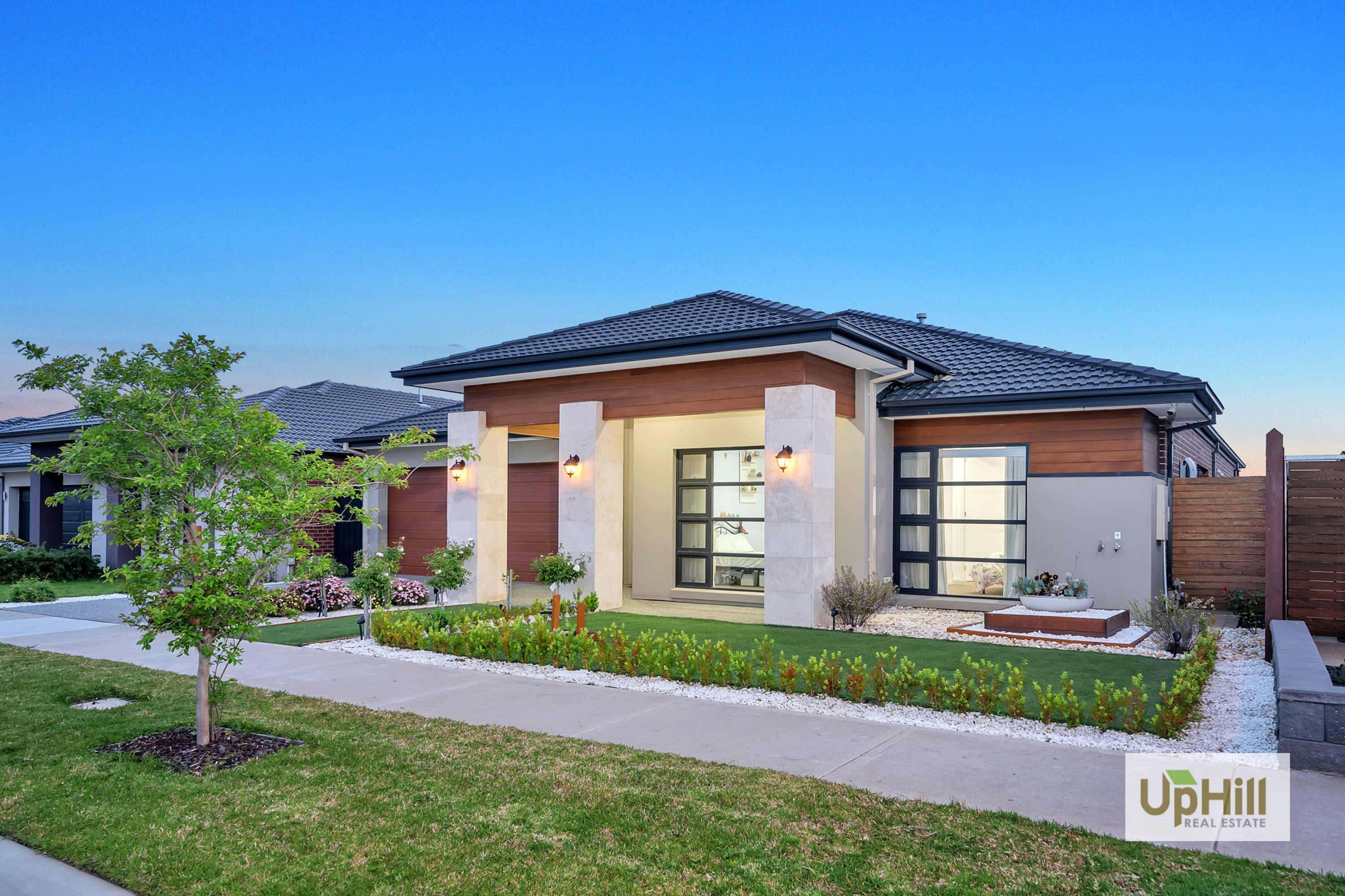 16 Bazadaise Drive, Clyde North - Thumbnail 2