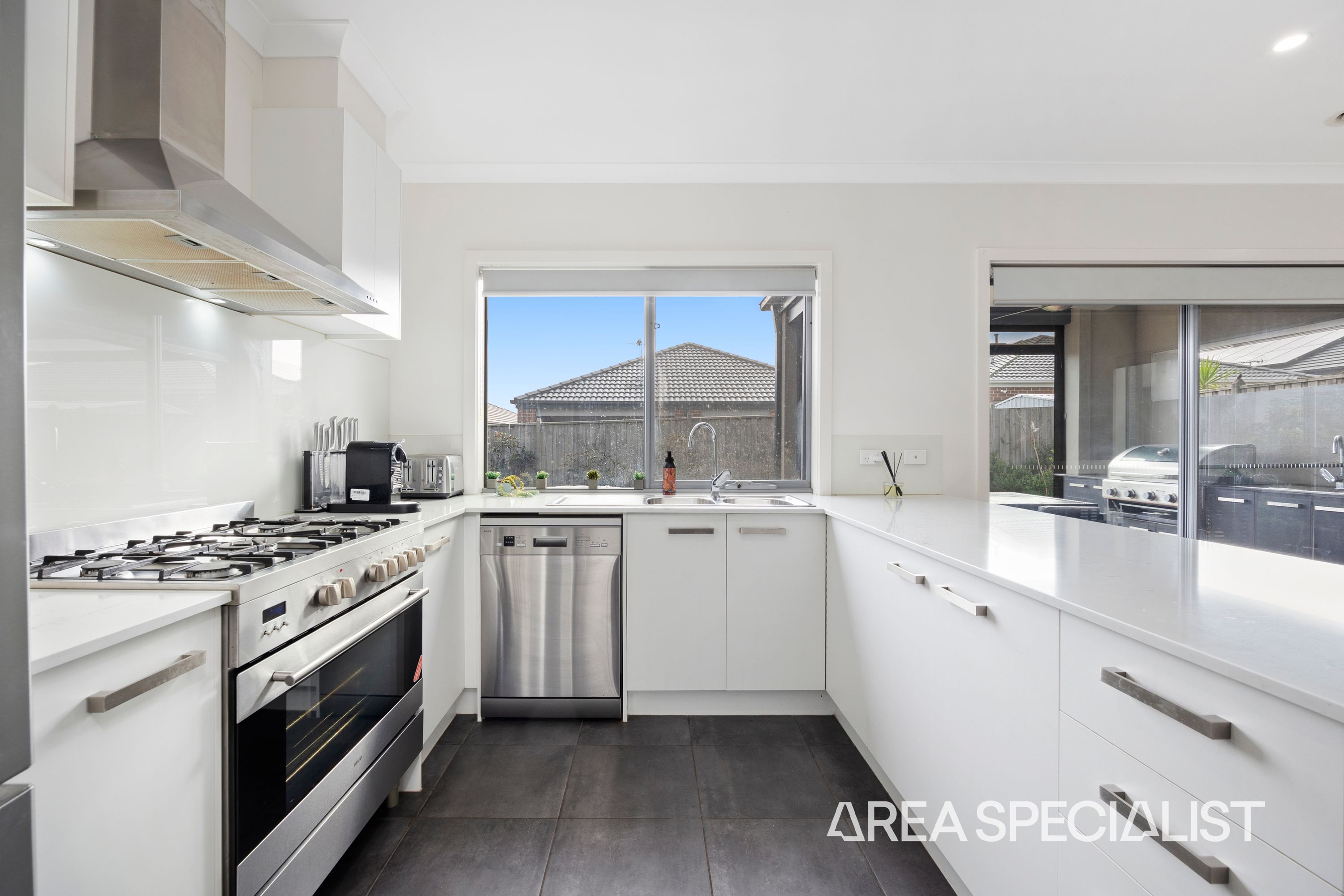 1 Moroak Crescent, Clyde North - Thumbnail 4