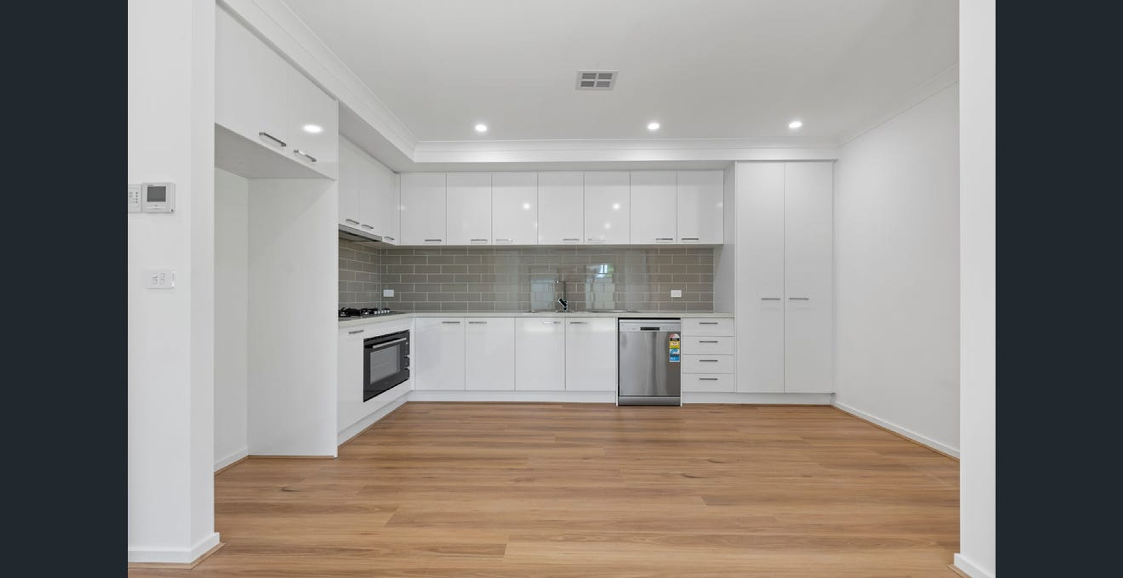 2/61 Manfred Avenue, St Albans VIC 3021, St Albans - Thumbnail 2