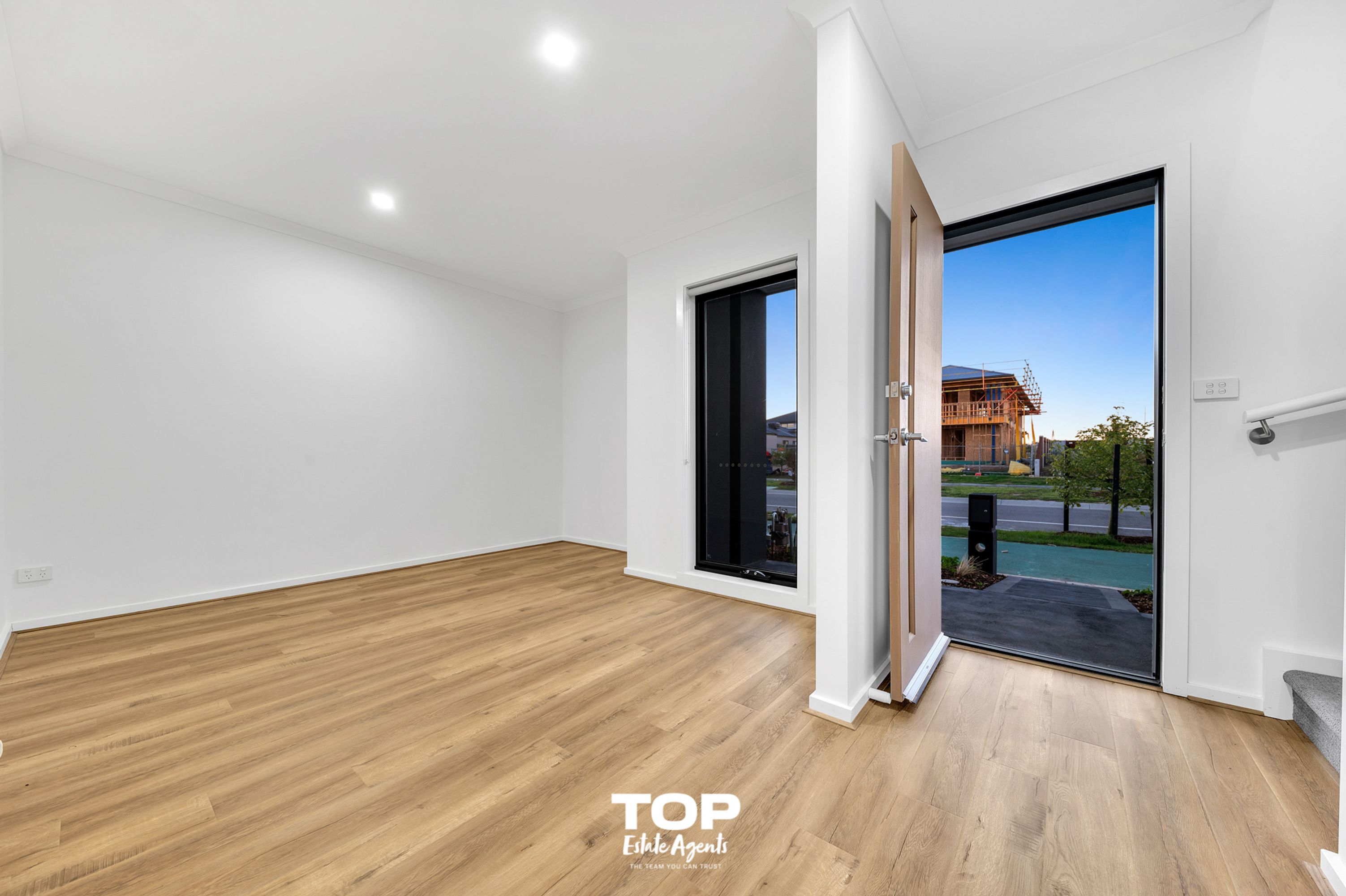 11 Croft Drive, Clyde North - Thumbnail 2