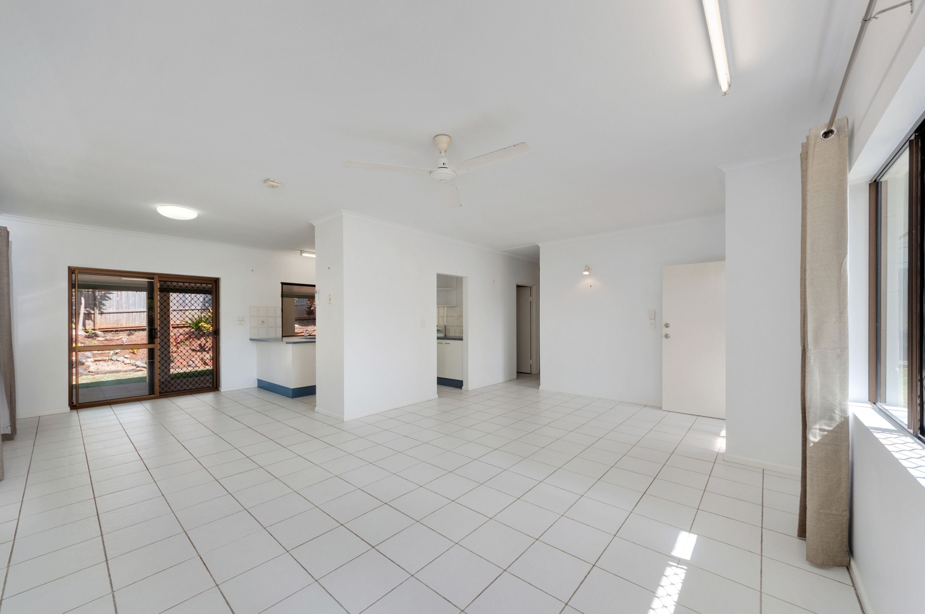 9 Rogers Close, Whitfield - Thumbnail 2