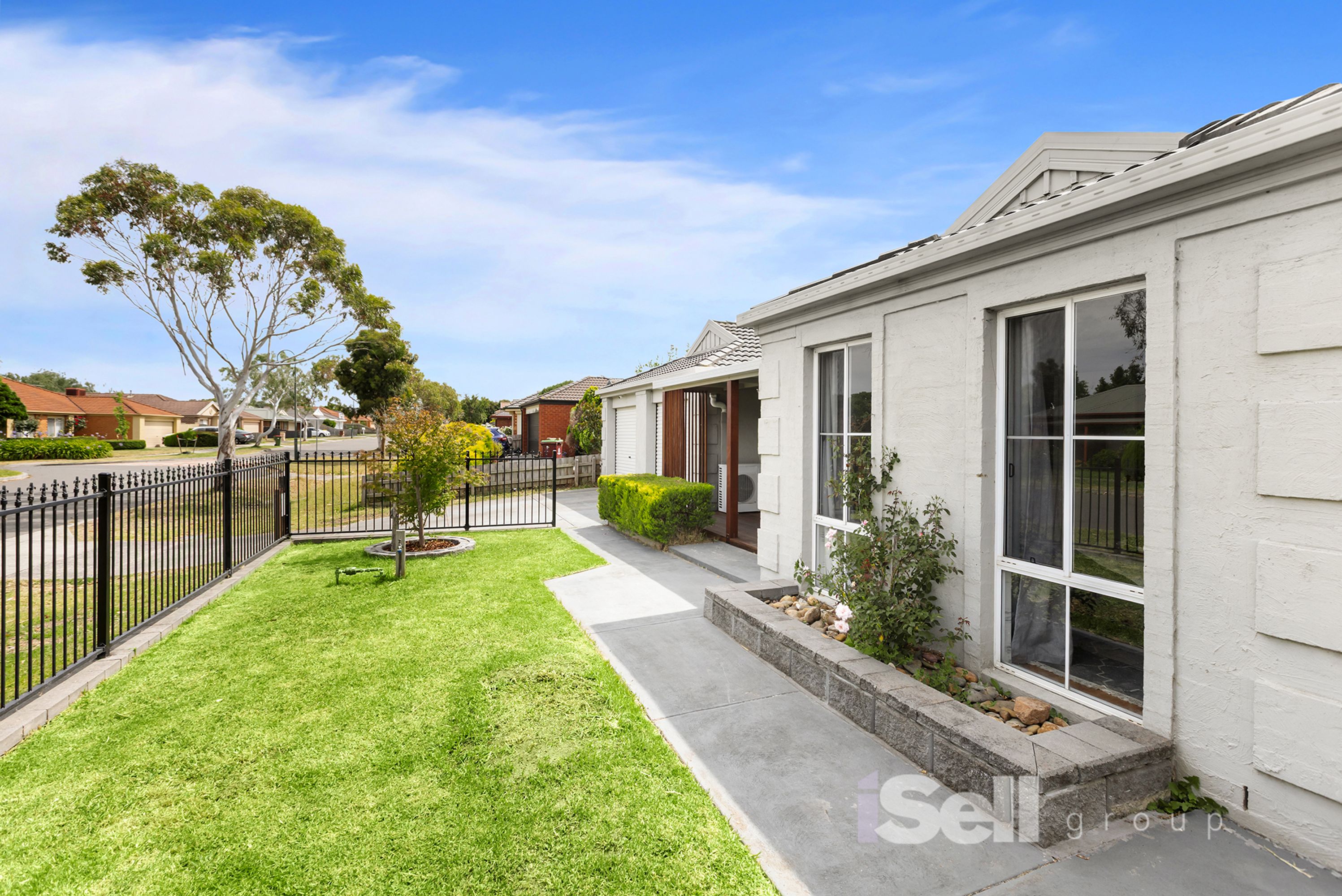 24 Darcy Niland Crescent, Lynbrook - Thumbnail 2