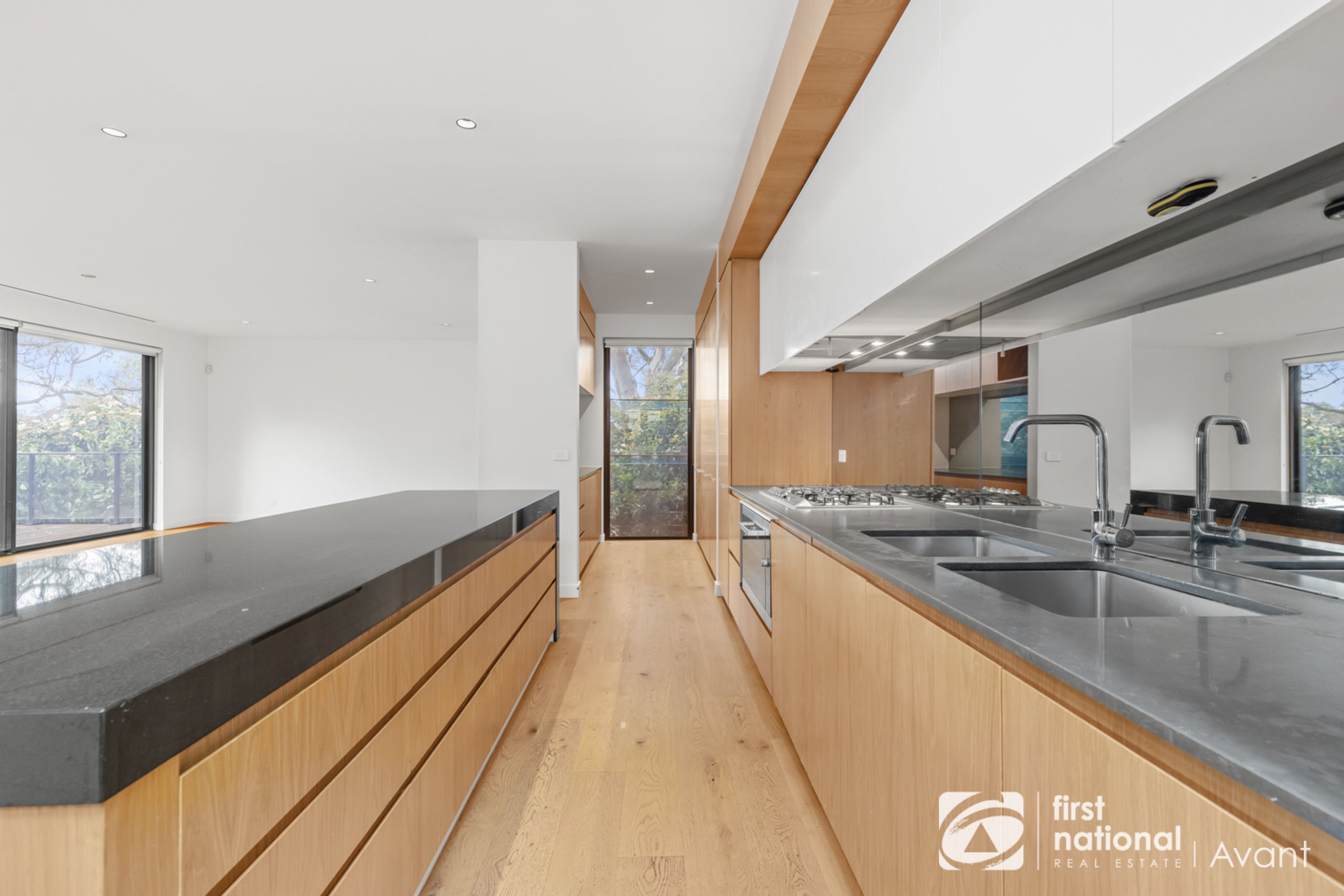 12 Lower Drive N Drive, Kew - Thumbnail 3