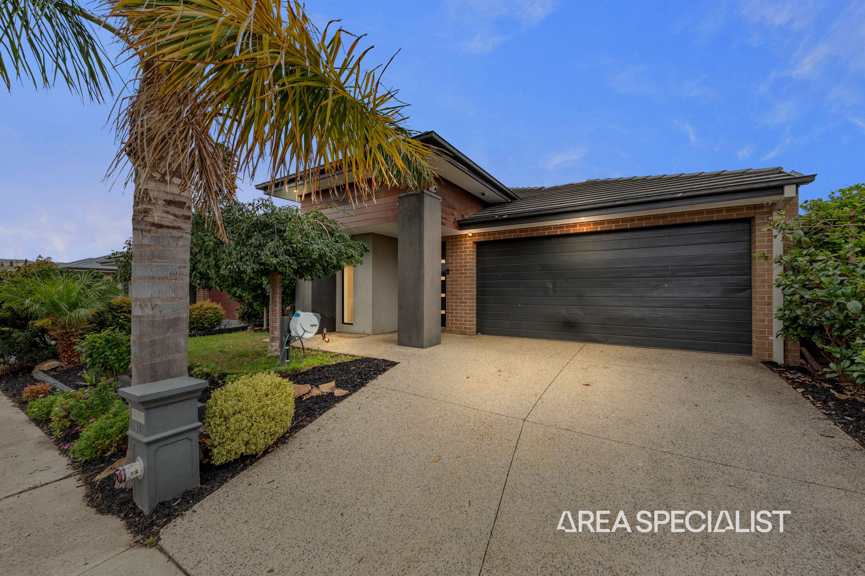 44 Strettle Crescent, Cranbourne North - Thumbnail 2