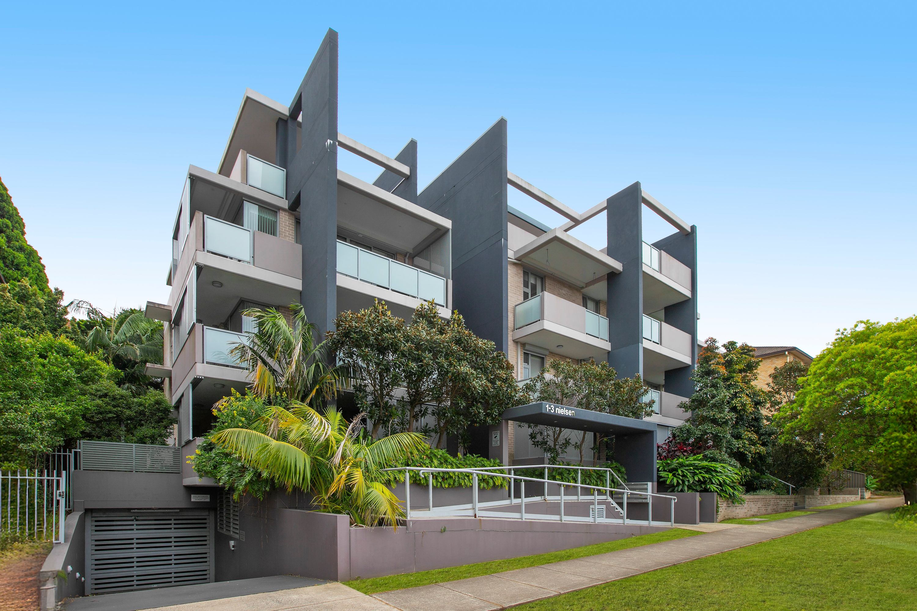 2br/1, Carlton - Image 1