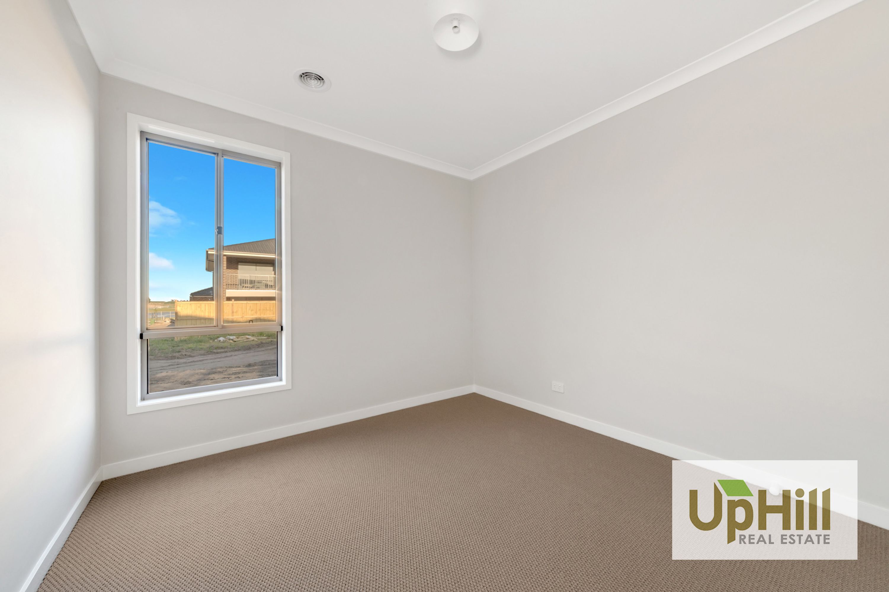 47 GRANDSTAND CRESCENT, Clyde North - Thumbnail 8