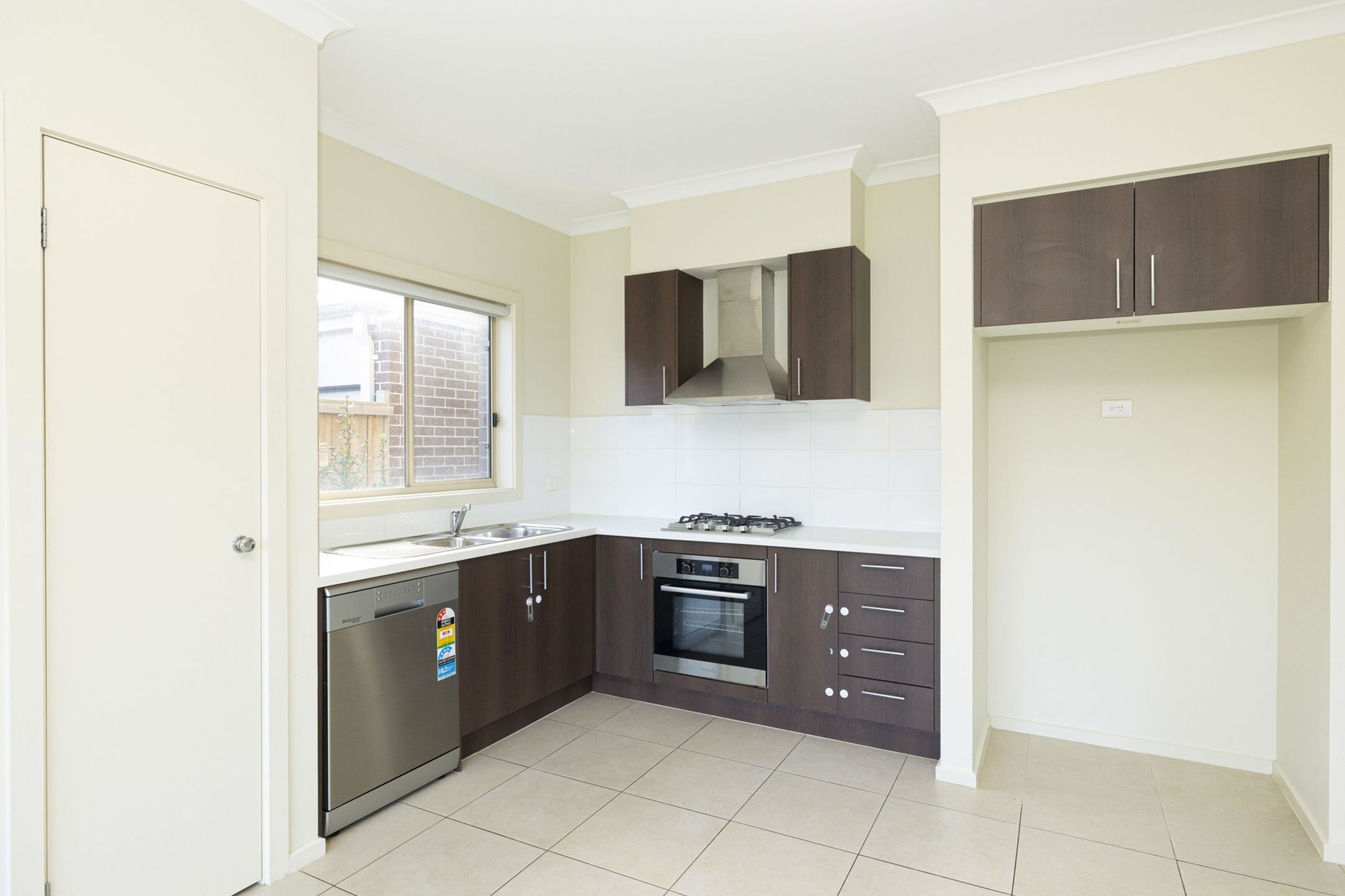8 Golden Banksia Drive, Officer - Thumbnail 2