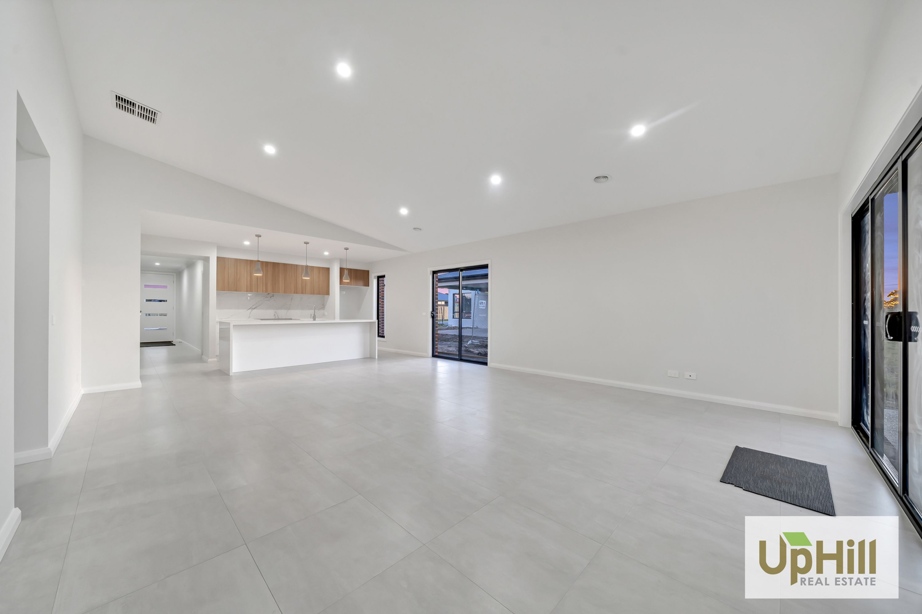 27 SCORCHIN DRIVE, Cranbourne South - Thumbnail 8