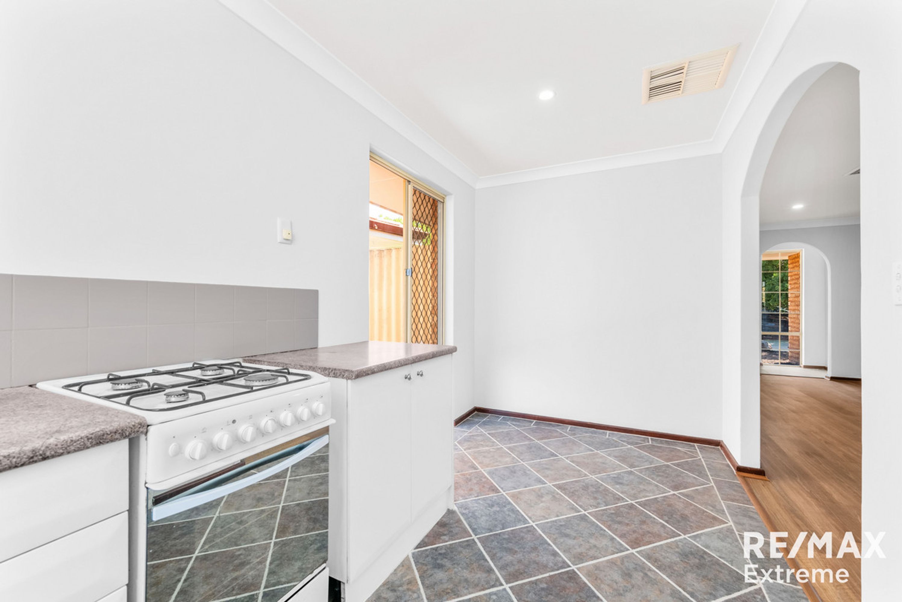 54 Dealy Close, Cannington - Thumbnail 3