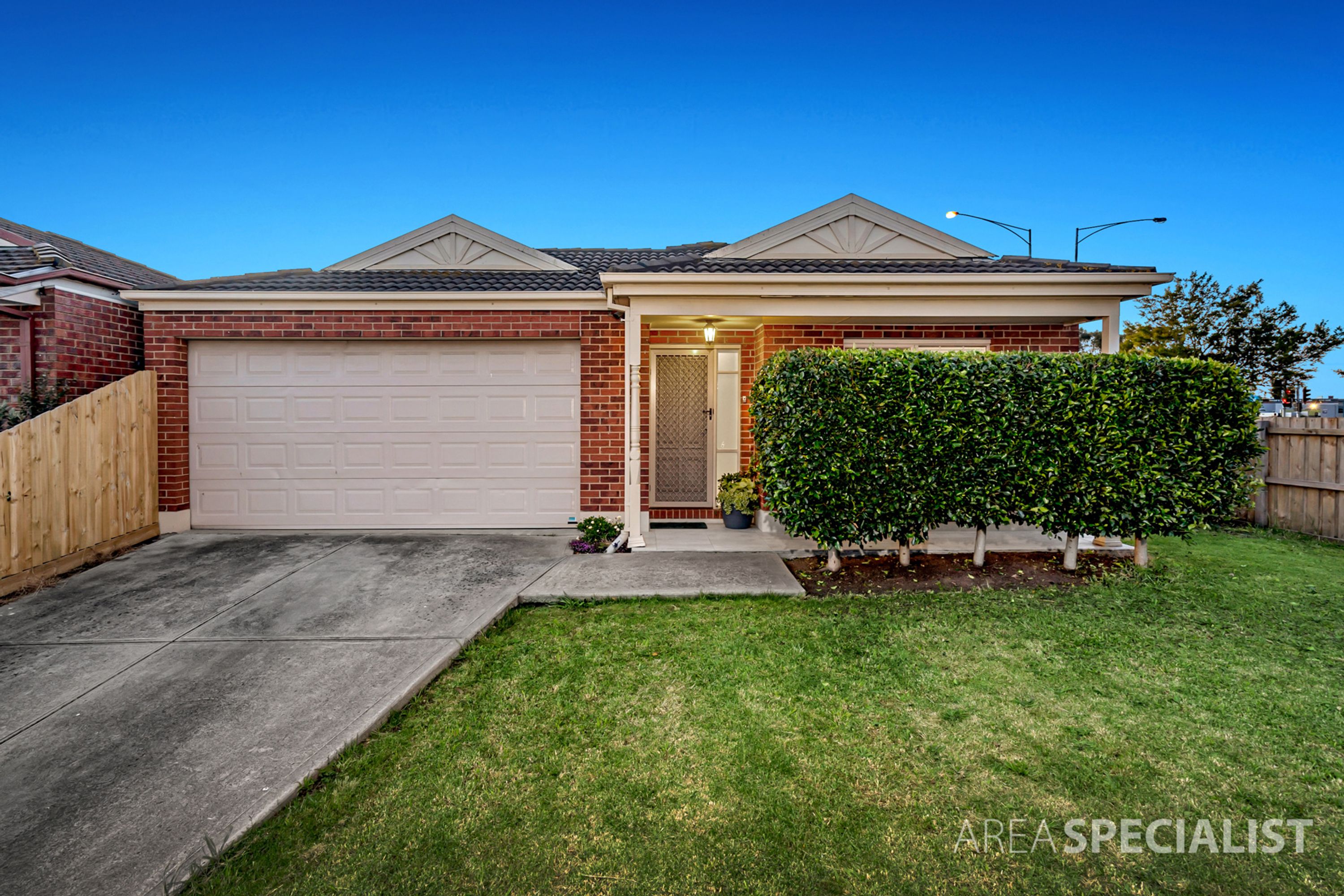 5 Malfoy Mews, Cranbourne West - Image 1