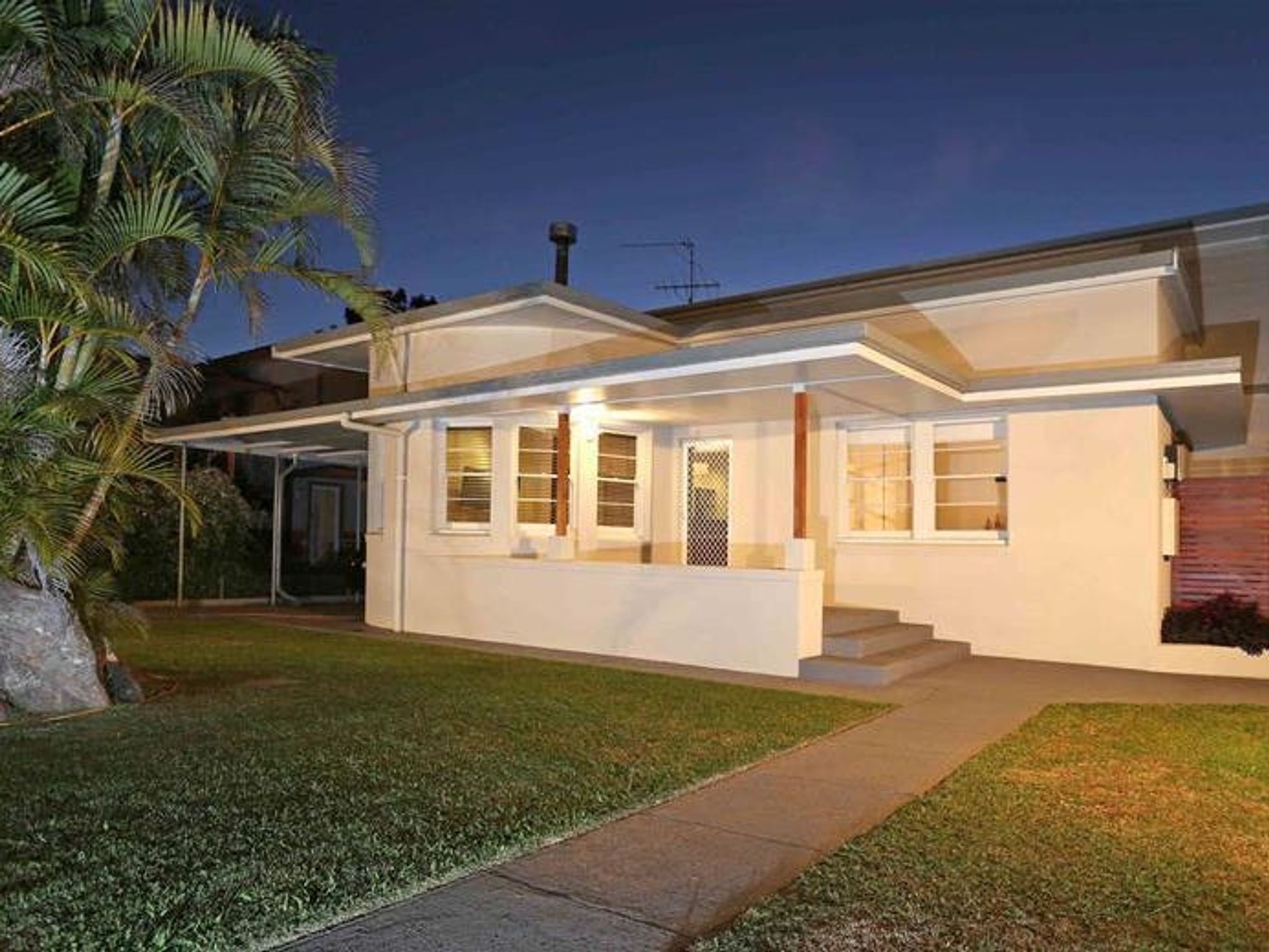 11 Bromley Street, Grafton - Image 1