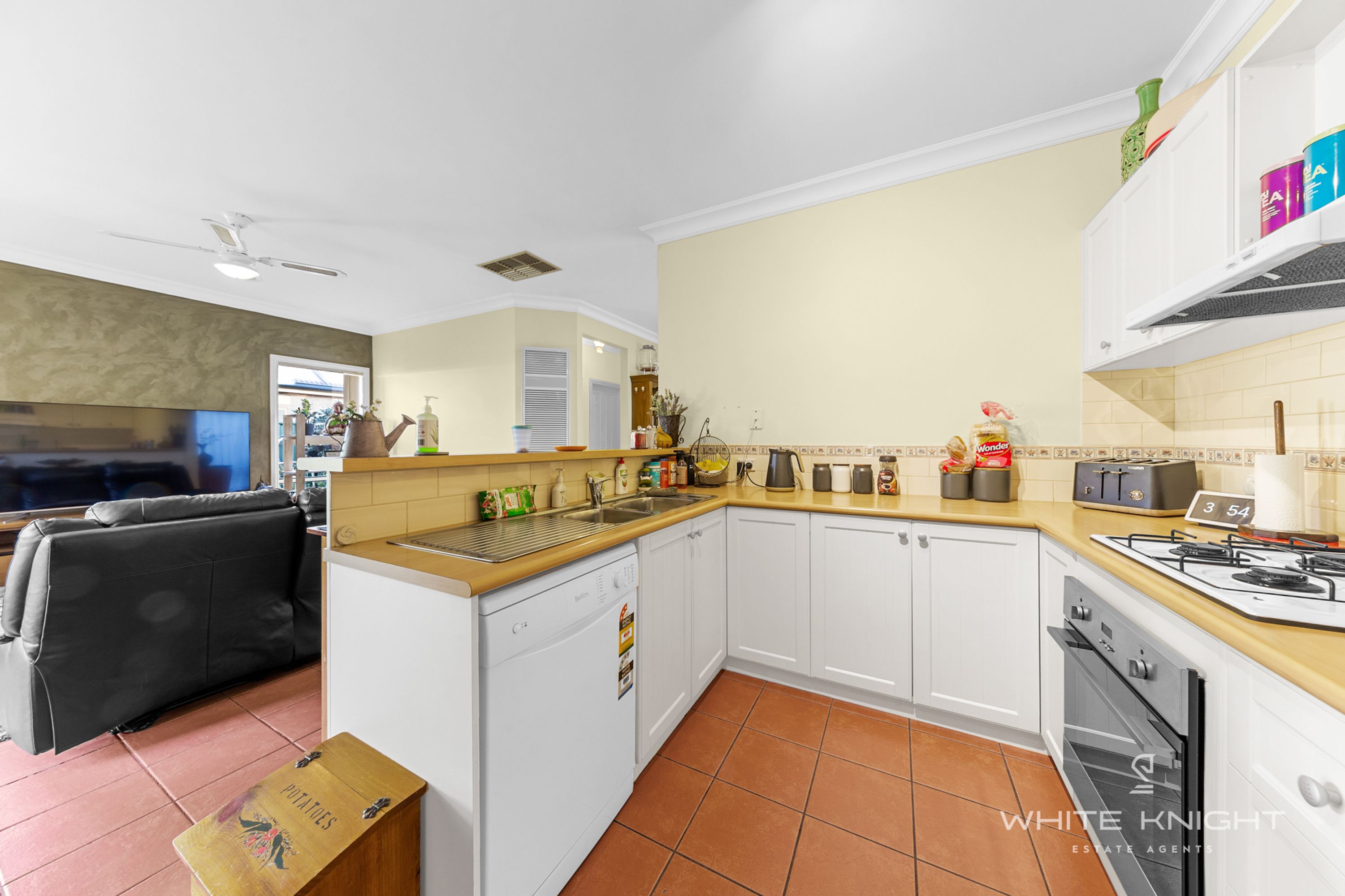 15 Sidney Place, Caroline Springs VIC 3023, Caroline Springs - Thumbnail 7