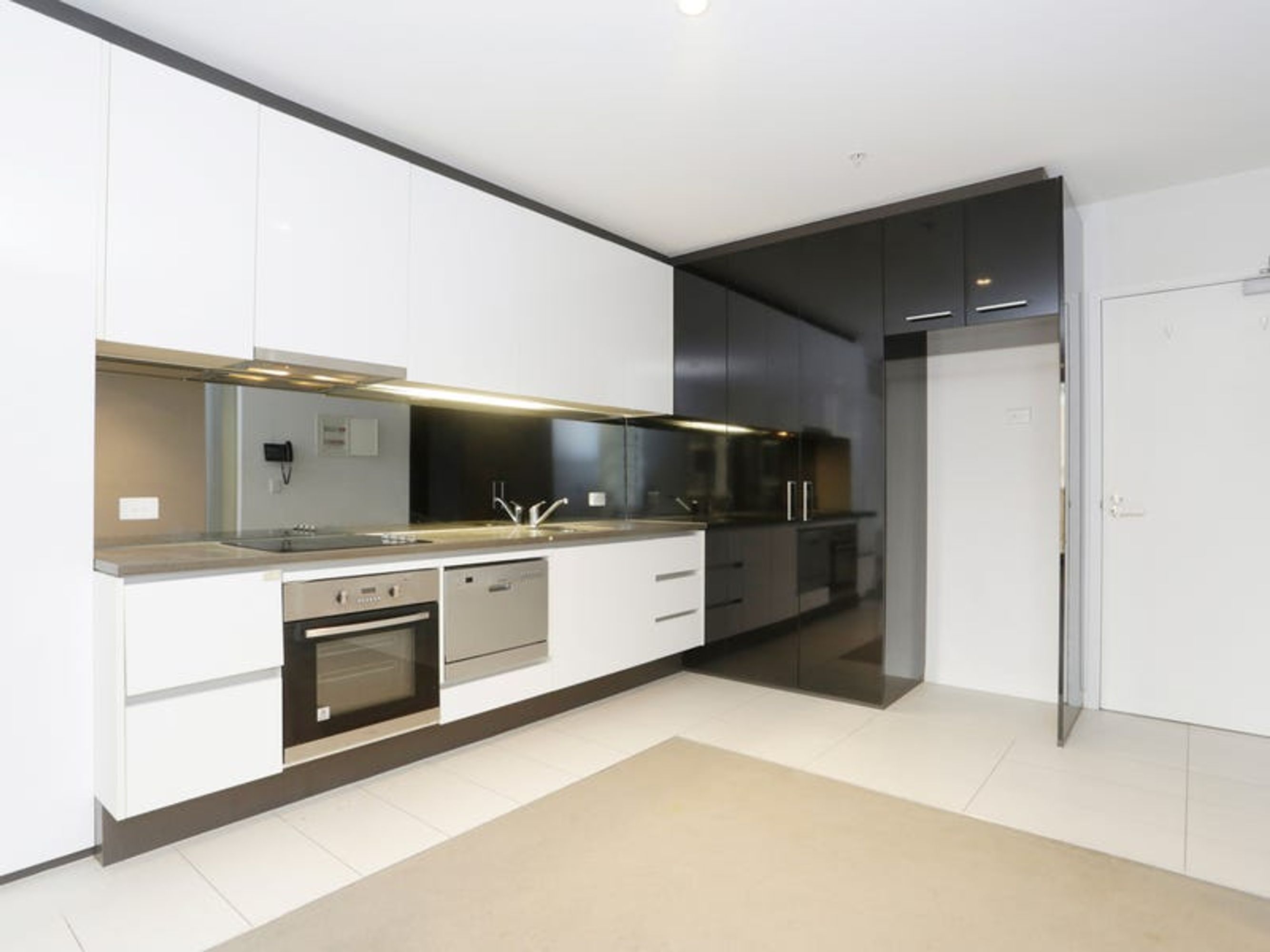 Address Withheld, Melbourne - Thumbnail 3