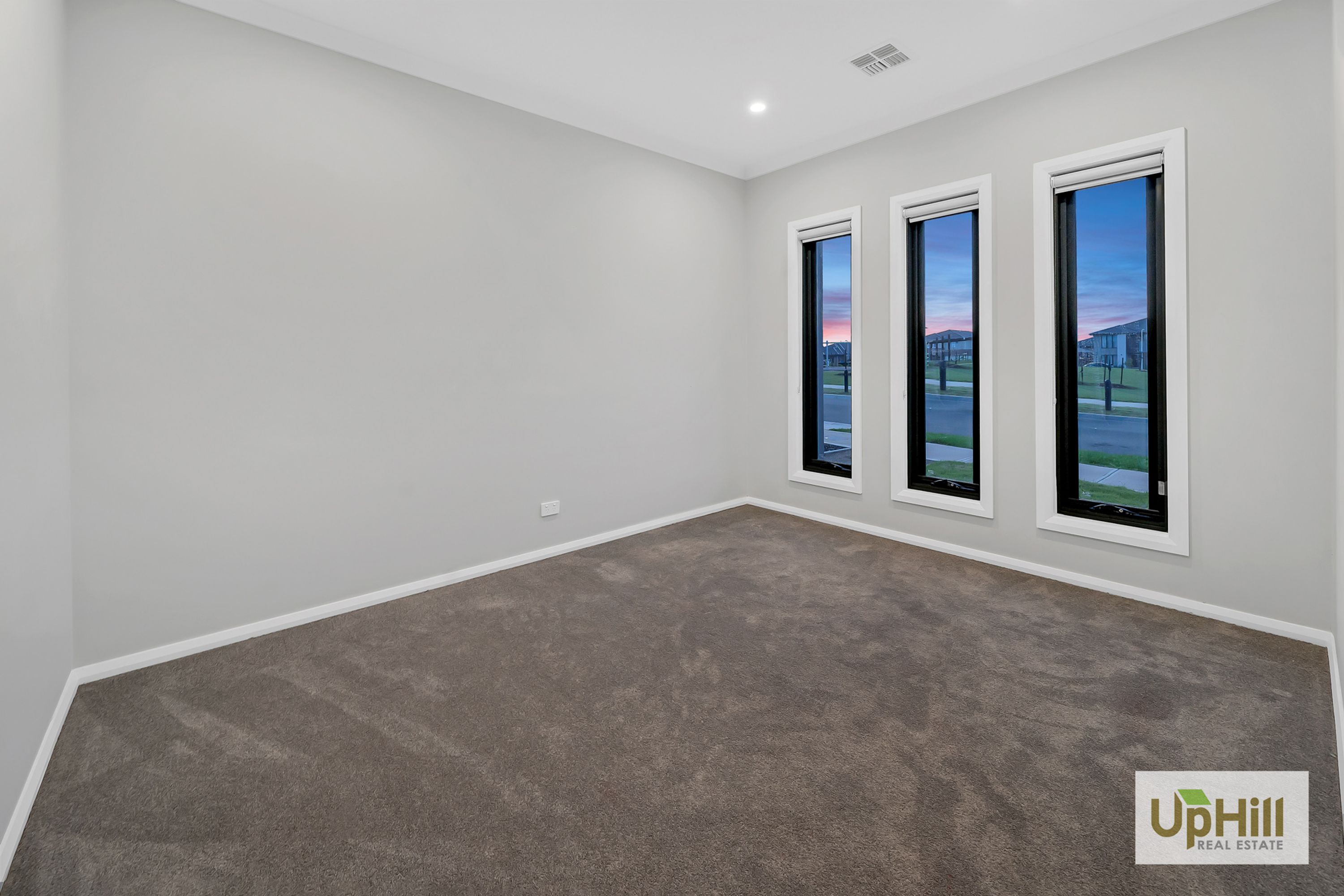 8 OWLCAT AVENUE, Clyde North - Thumbnail 3