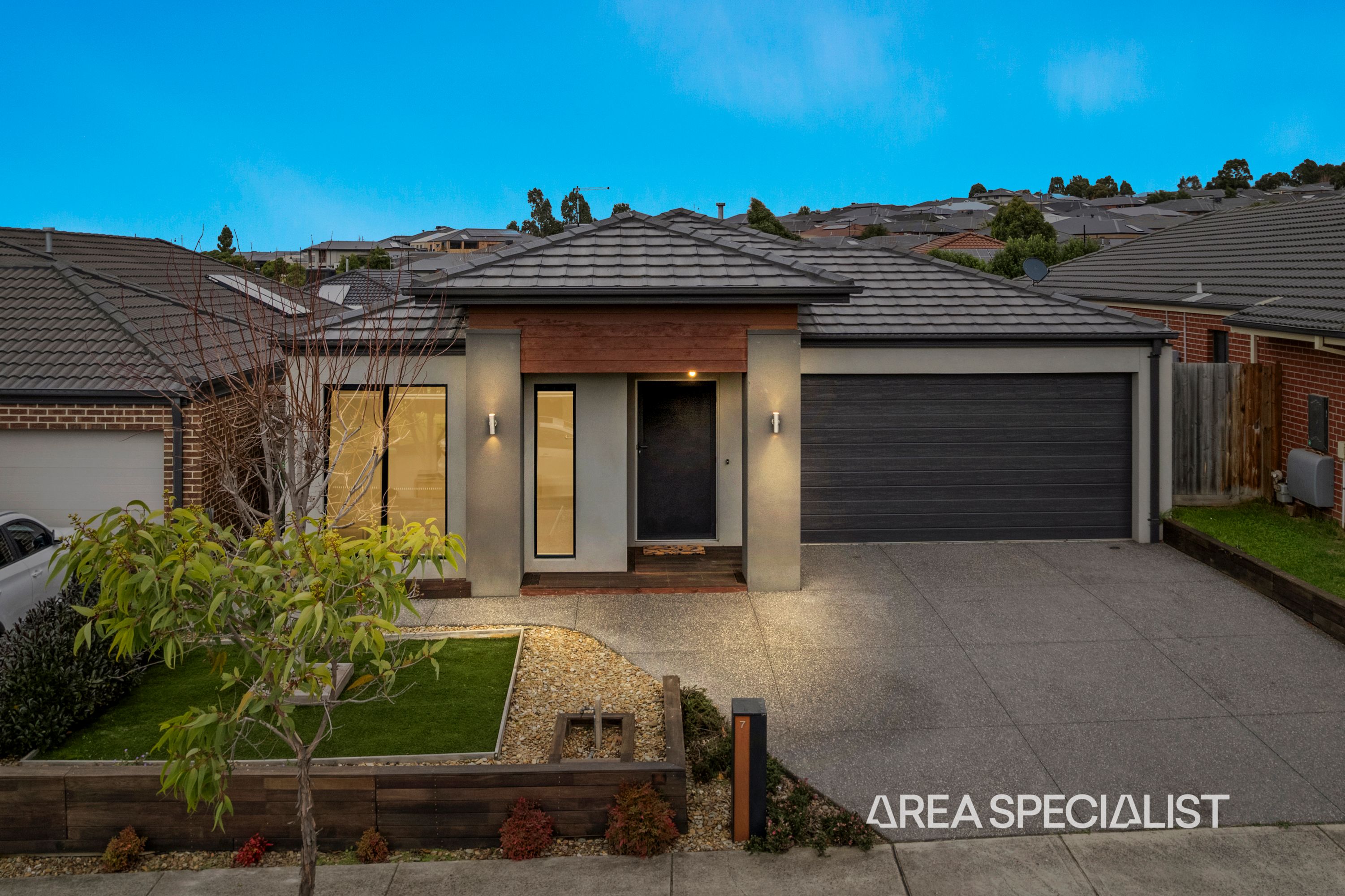 7 Summerhill Drive, Pakenham, Pakenham - Image 1