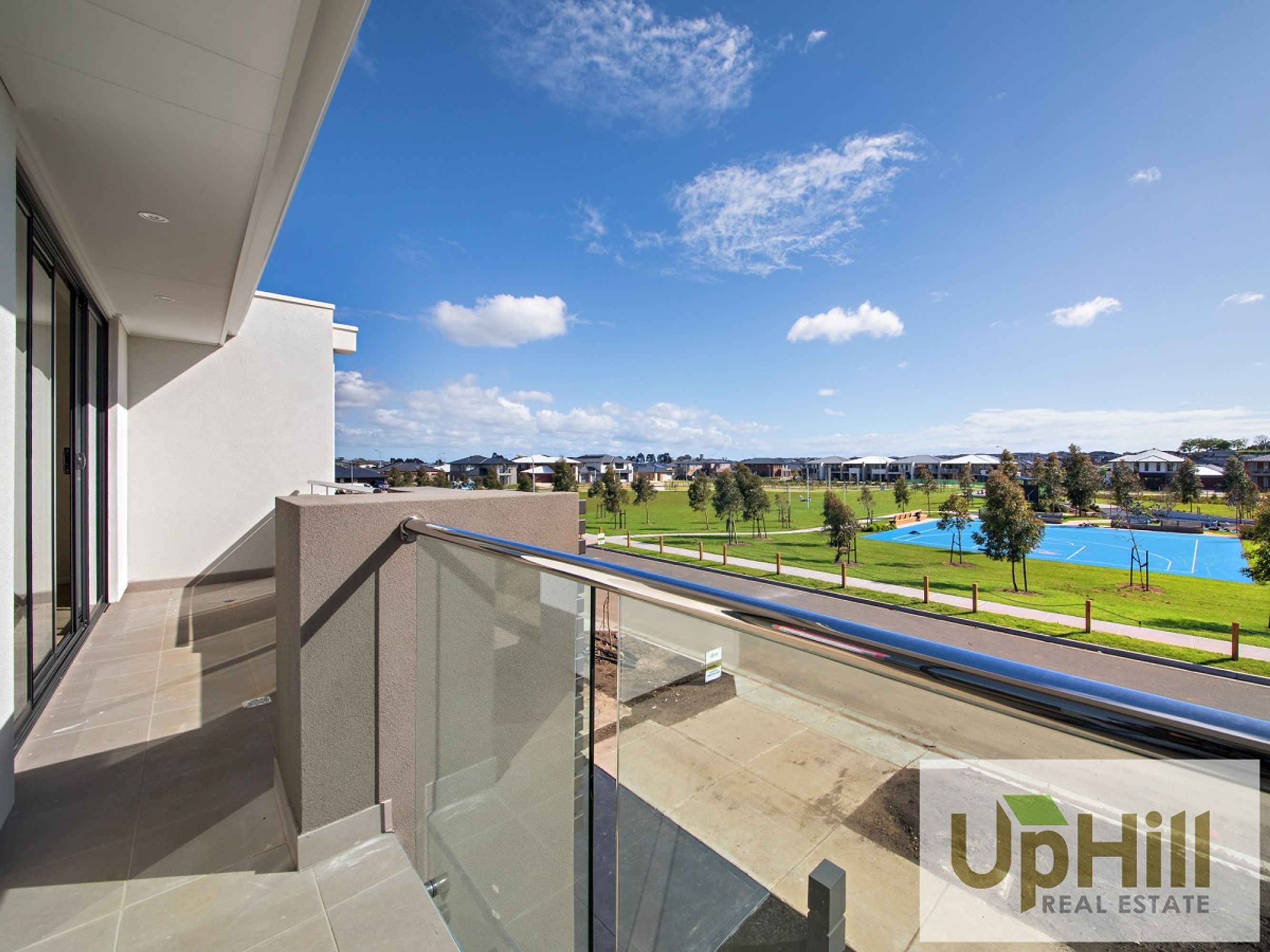 8 REVELWOOD WAY, Clyde North - Thumbnail 2